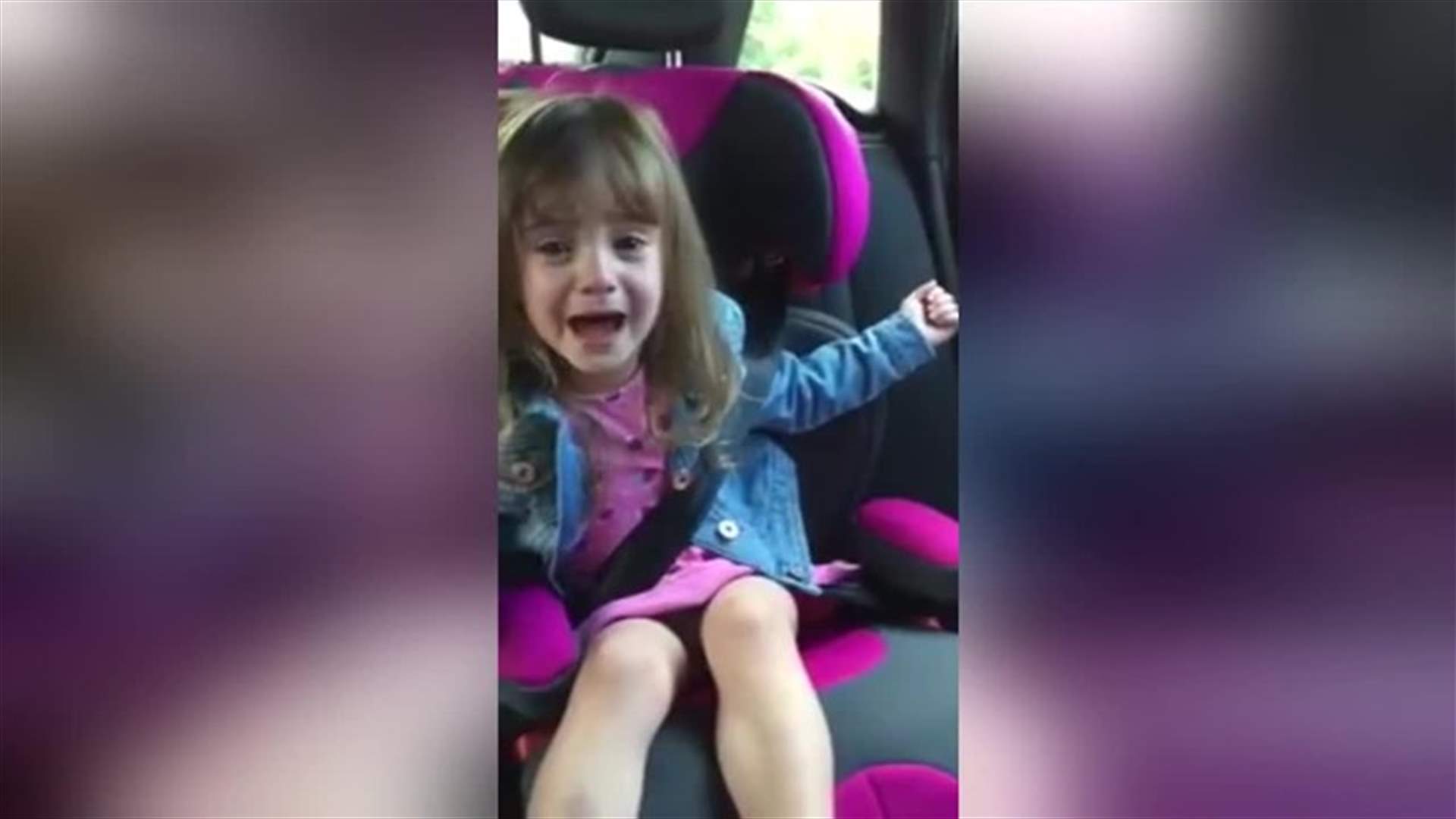 سمعت بكاء طفلتها في المقعد الخلفي... الصدمة دفعتها إلى تصوير ما حدث!