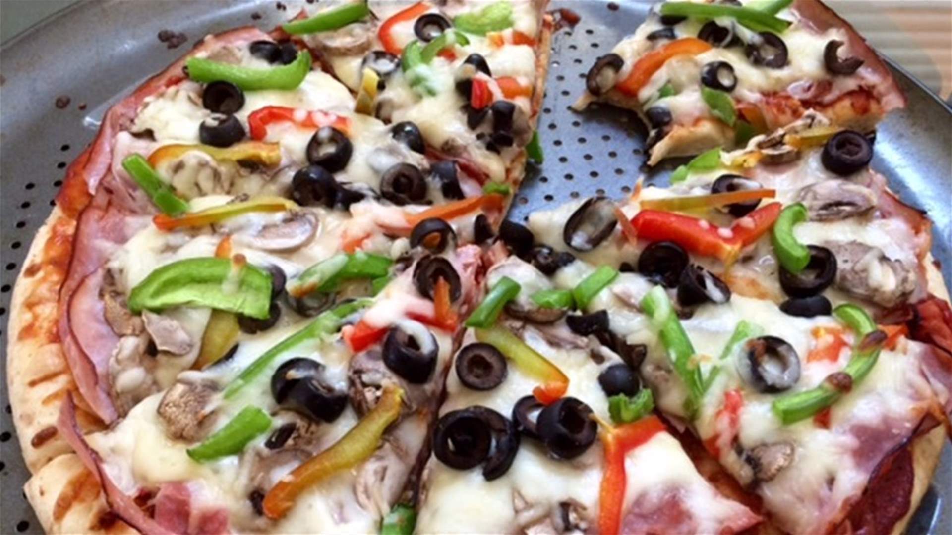 بالخطوات - تحضير البيتزا على الطريقة اللبنانيّة
