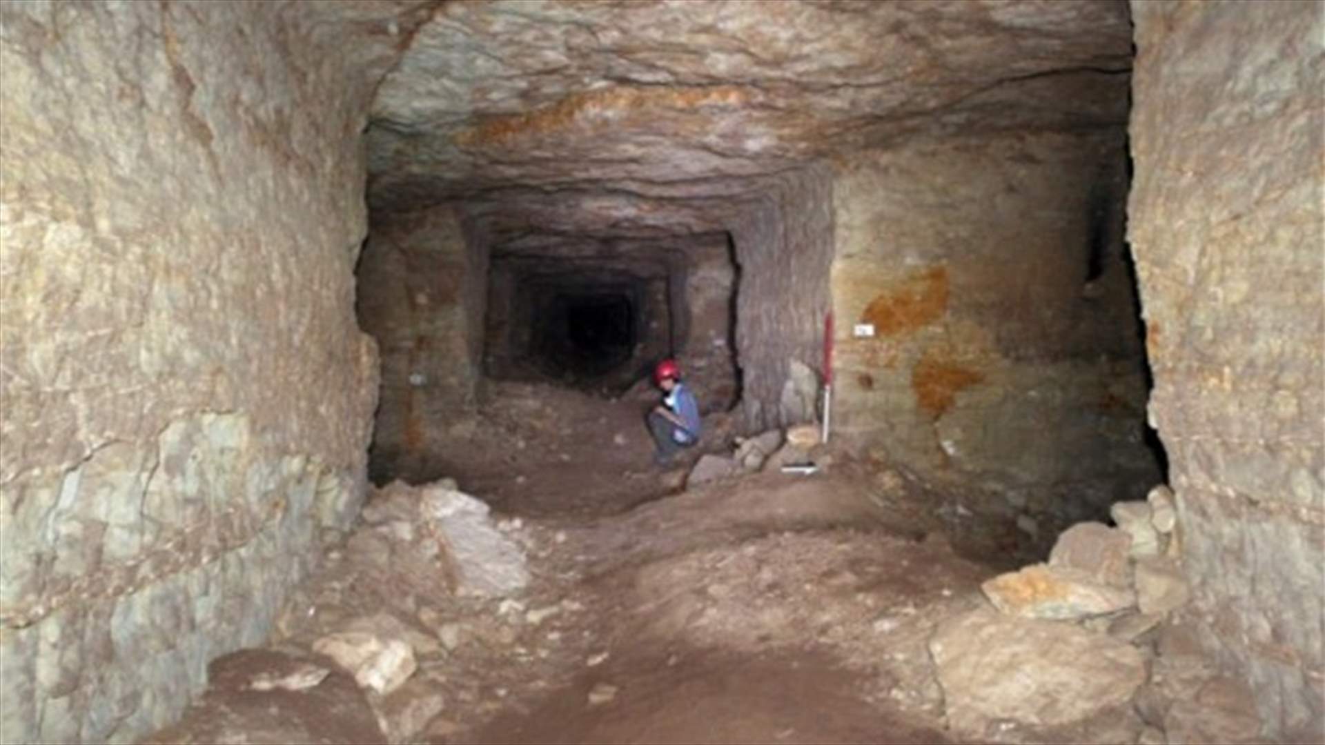 علام عثر في سراديب في وسط مصر؟
