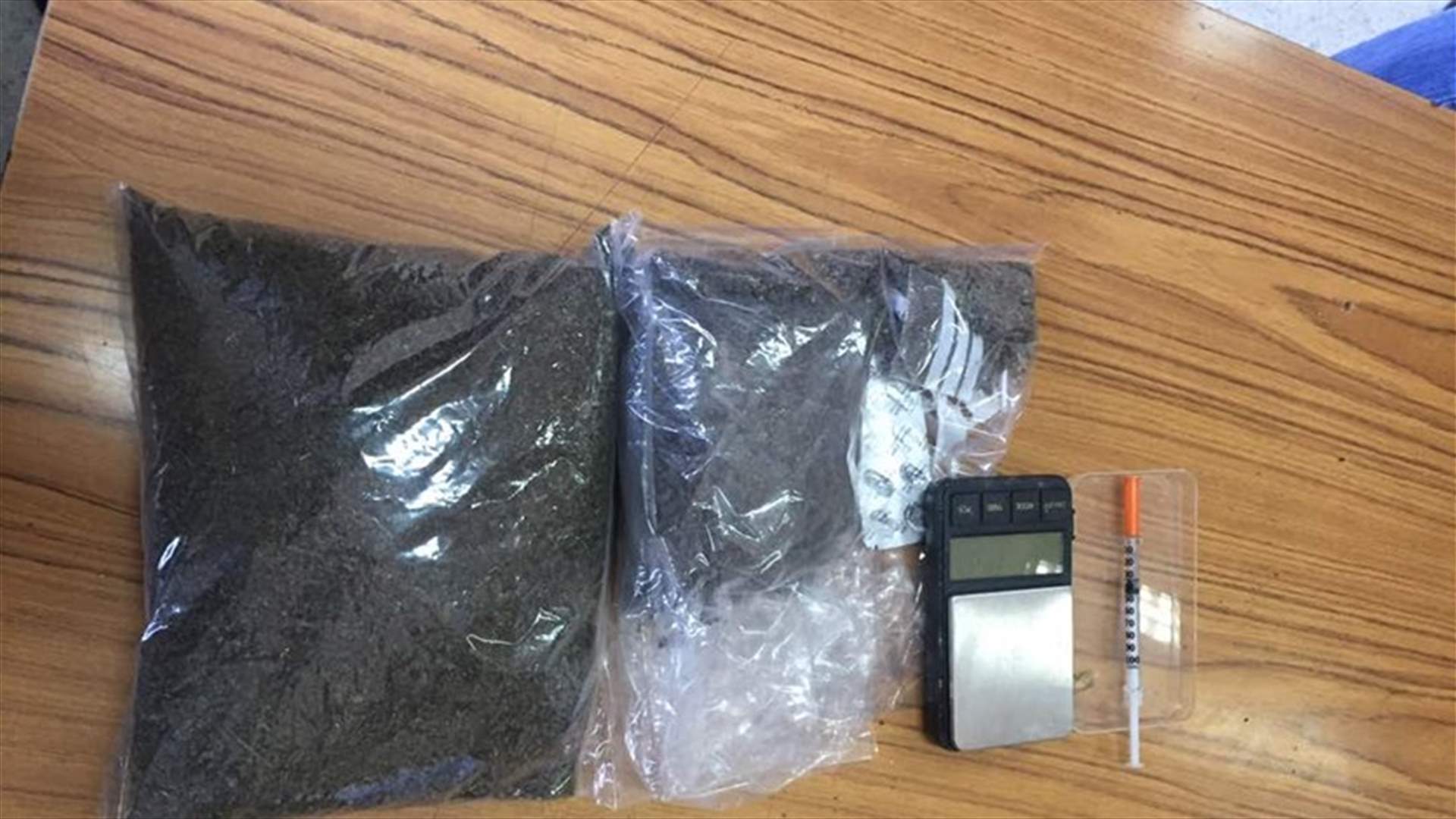 مروج مخدرات بقبضة قوى الامن...وهذا ما عثر عليه في منزله