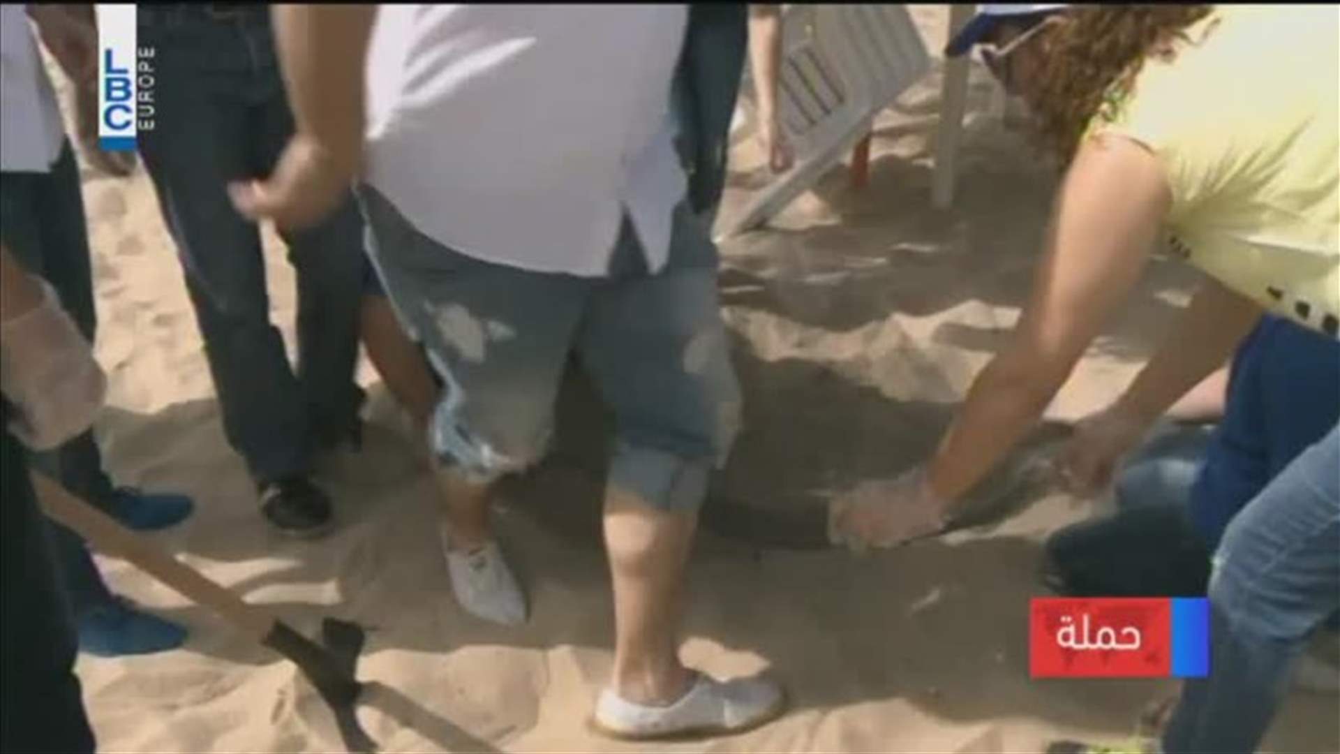 قوات اليونيفل تشارك في تنظيف الشاطئ اللبناني