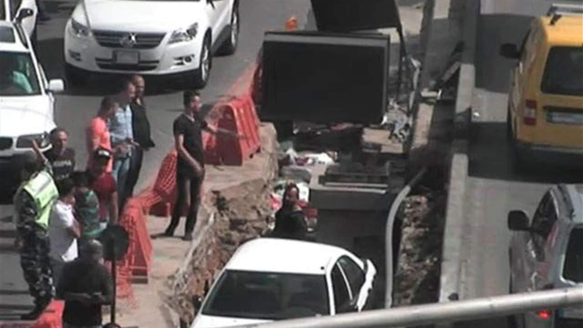 بالصورة- في المكلس...سيارة من الطريق الى حفرة بحجمها
