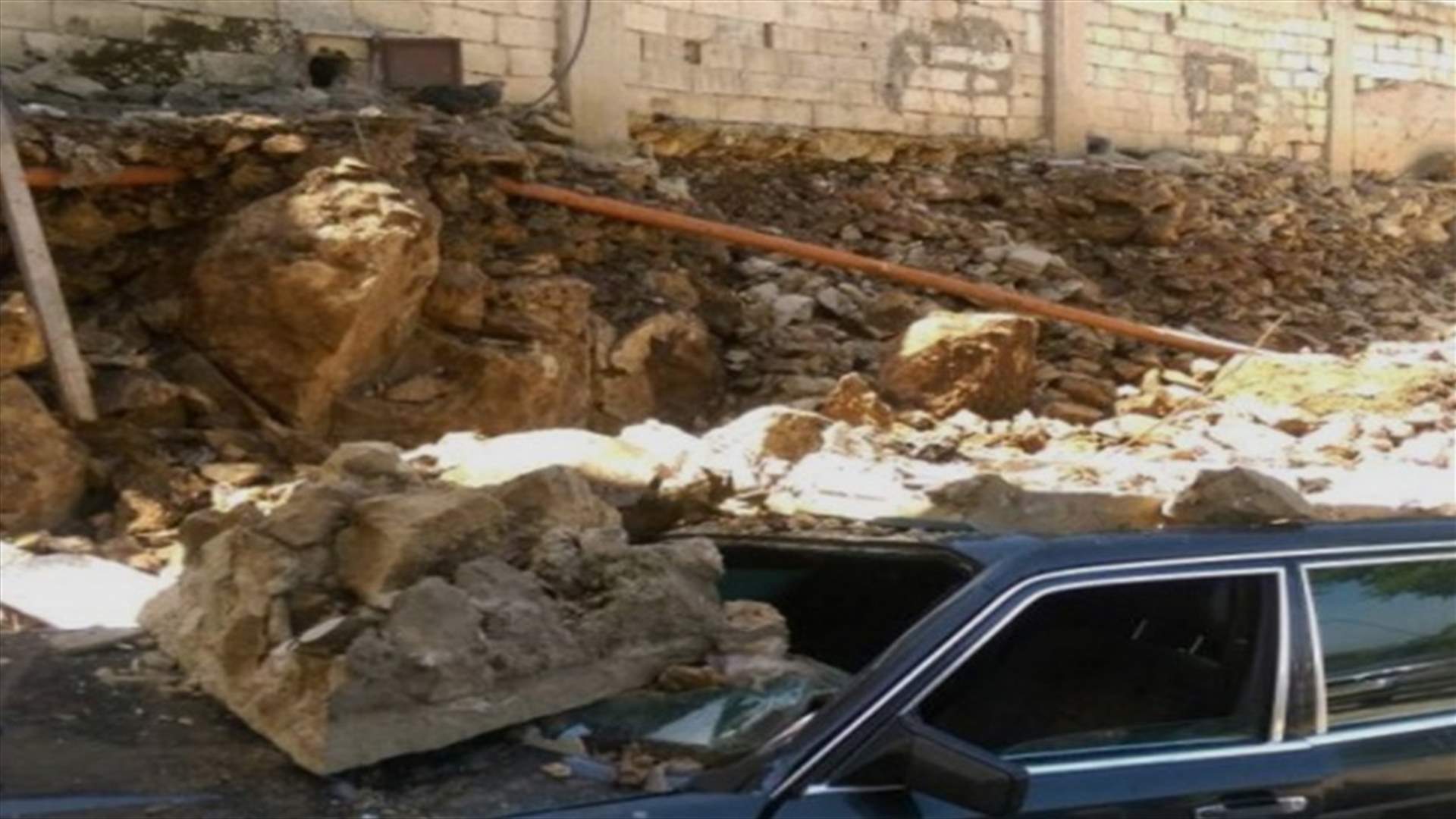 بالصورة - جدار ينهار على السيارات في بخعون - الضنية