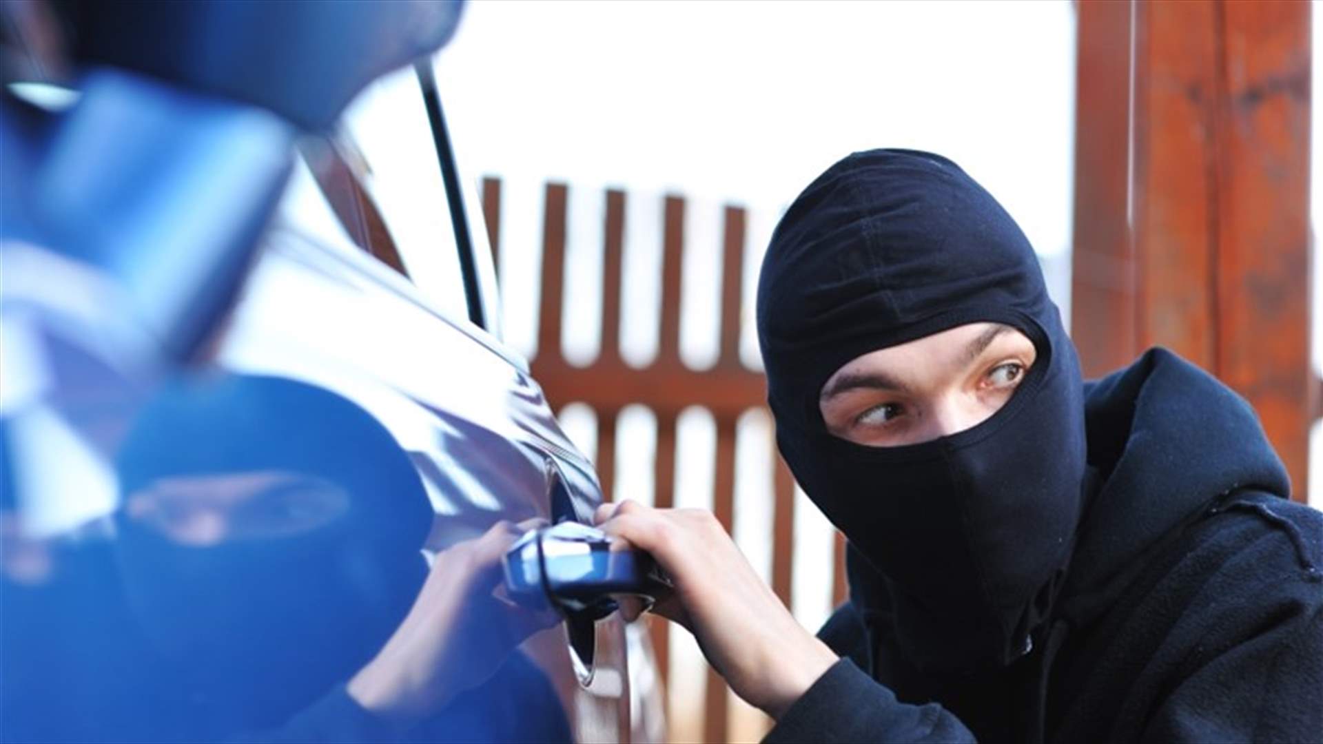 بالفيديو- انتبهوا...طريقة سهلة للغاية يتّبعها السارقون لسرقة سياراتكم!