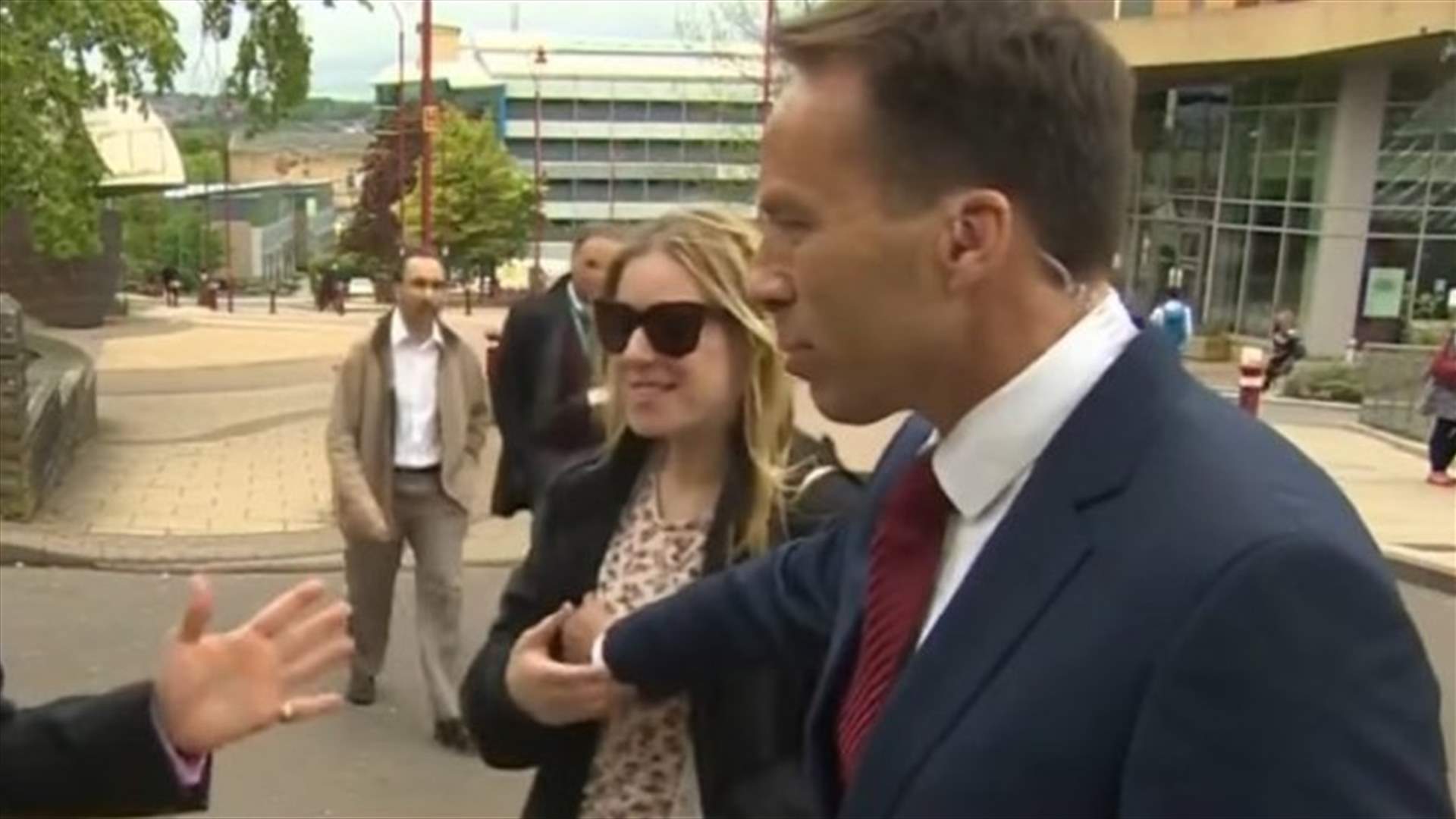 بالفيديو: سيدة تصفع مراسل BBC مباشرة على الهواء... ماذا فعل لها؟