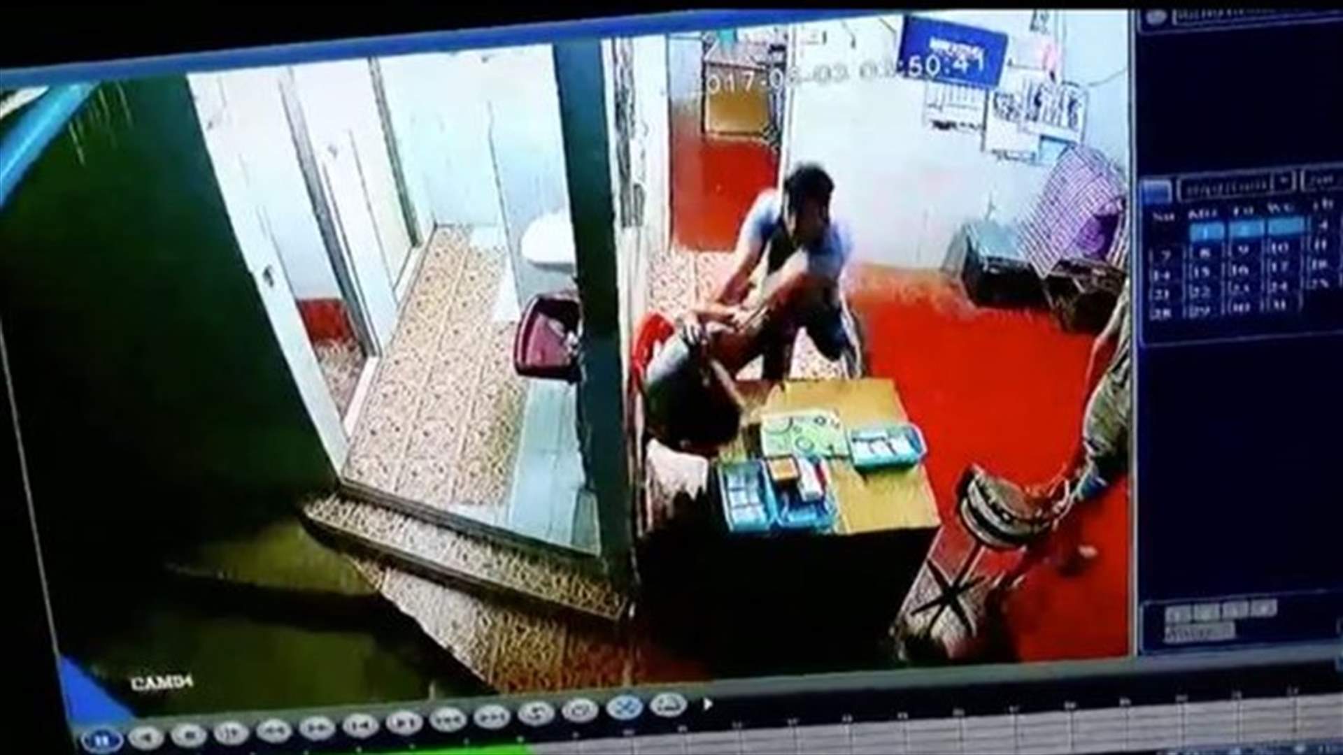 بالفيديو: سائح يضرب طفلاً...  بسبب المرحاض!