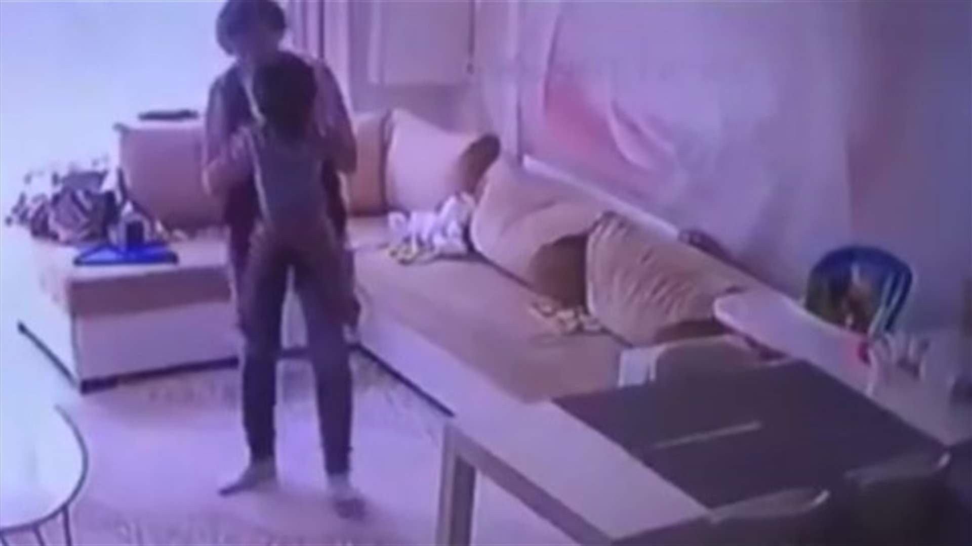 لقطات يصعب على الأهل مشاهدتها... ماذا فعلت المربيّة بالطفل؟