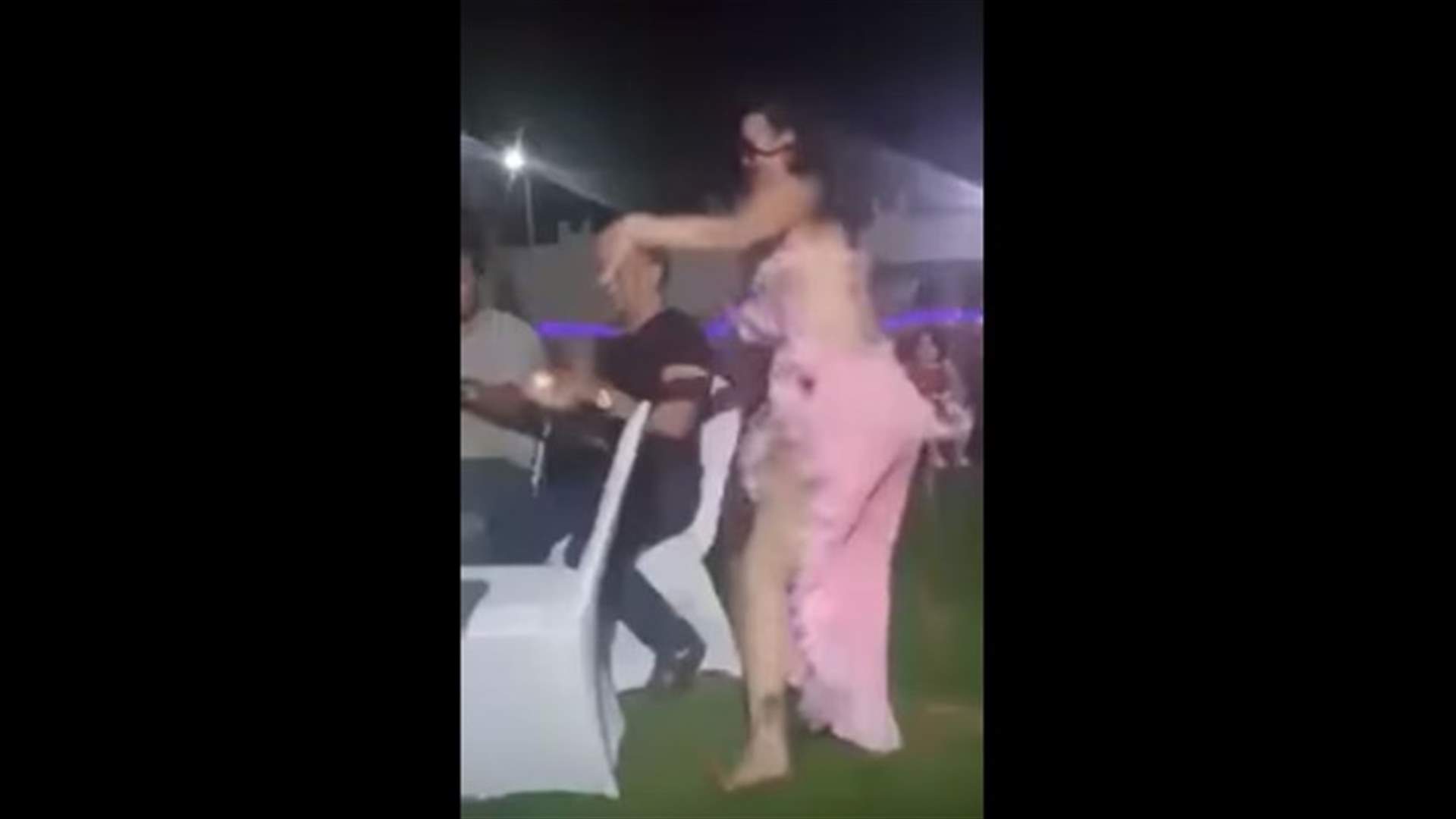 هذا الفيديو أدّى إلى إقالة مدير المطار من منصبه... والراقصة هي السبب!
