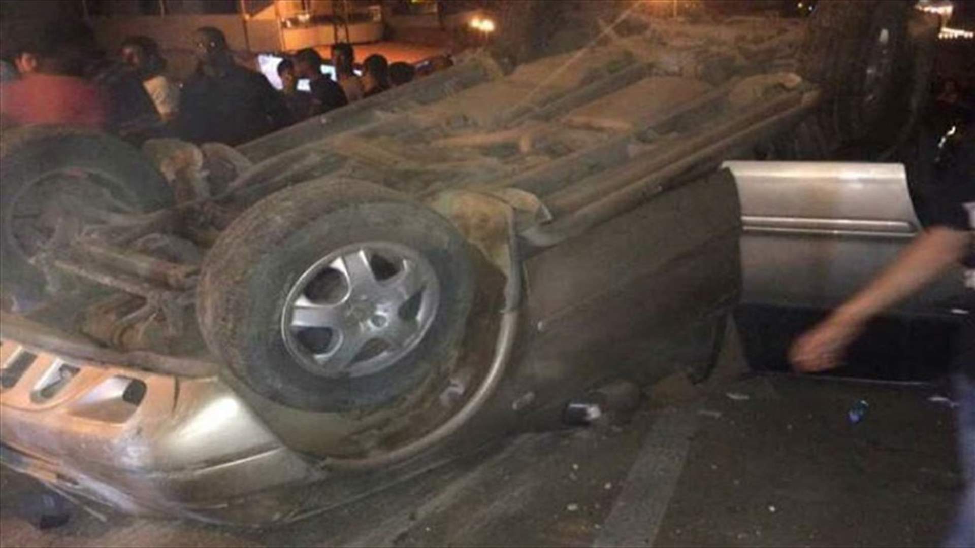 المطر يتسبب بانقلاب سيارة في بخعون...