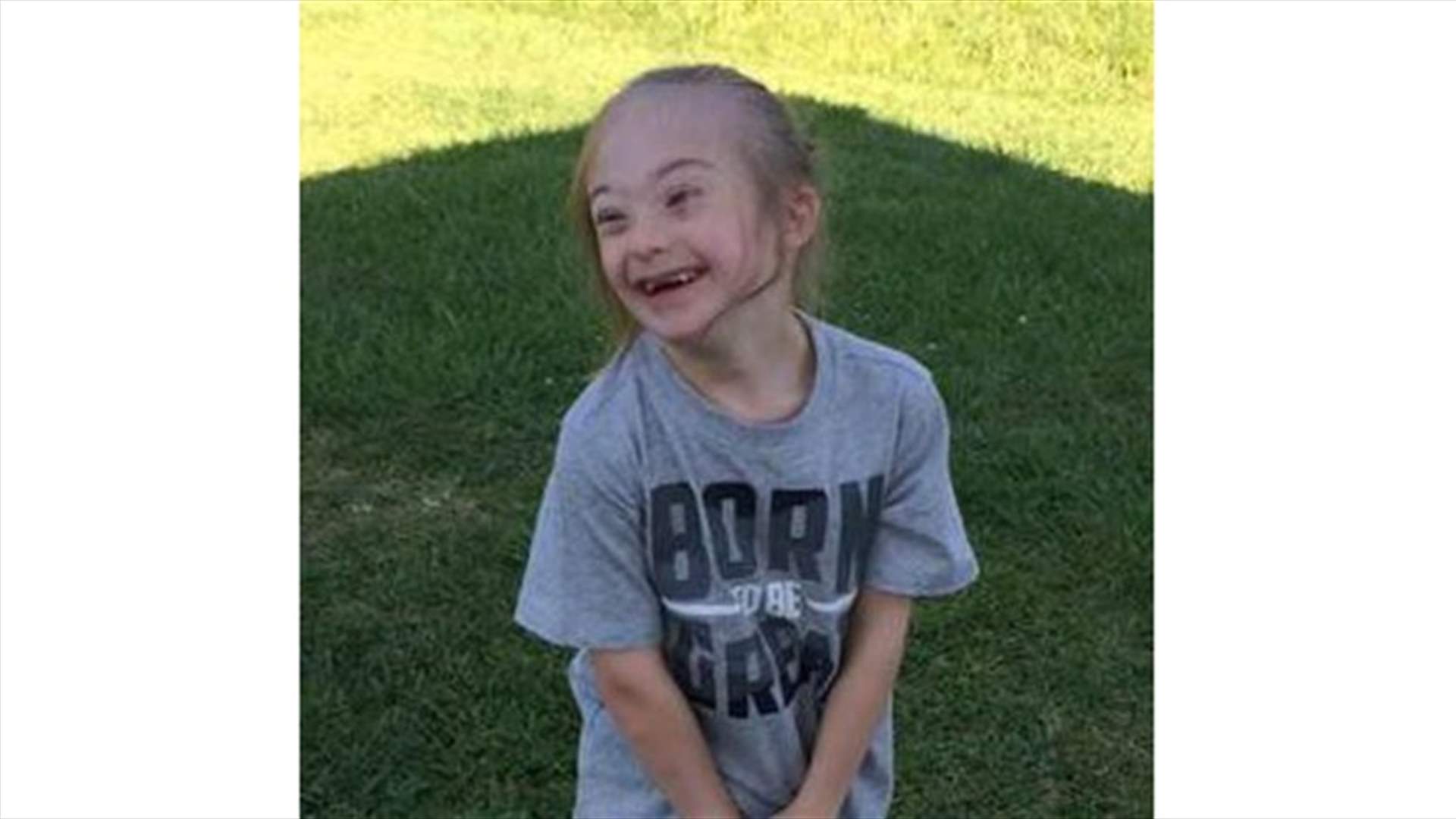 بالصورة: طفل يعاني من متلازمة داون يلتقط صورة لملاكه الحارس