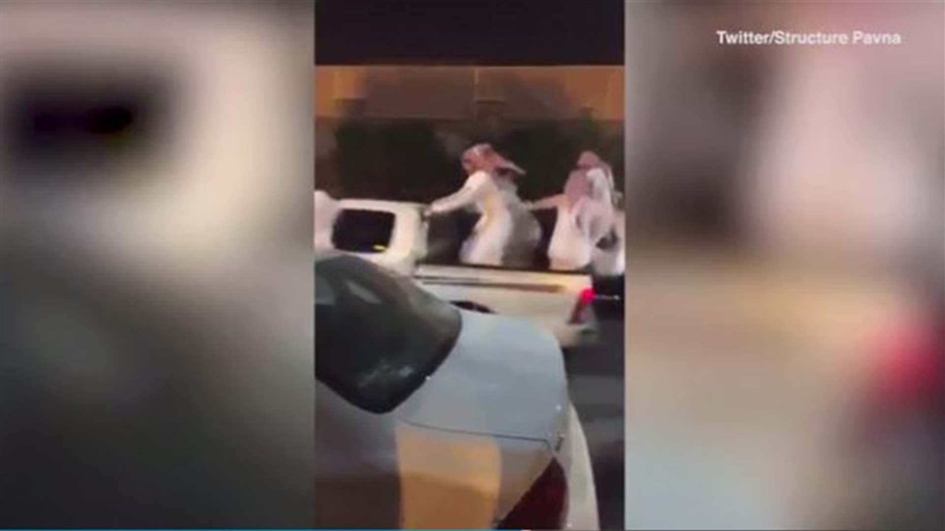 من السعودية... فيديو يشعل مواقع التواصل الاجتماعي بسبب ما حدث لهؤلاء الرجال!