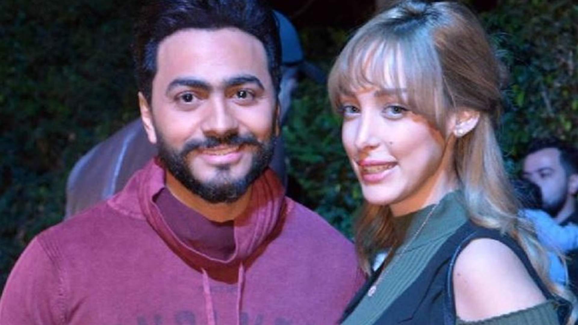 بالفيديو - تامر حسني يقبل زوجته على المسرح أمام الجمهور... وهكذا كان رد فعلها!