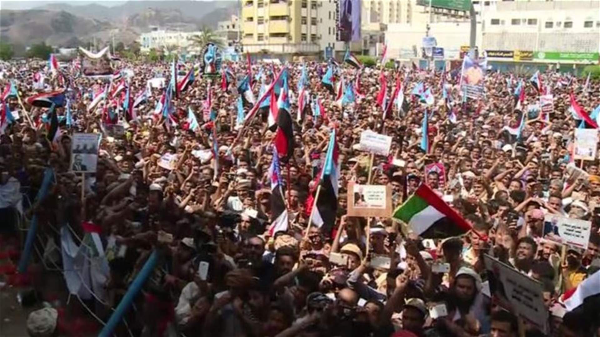 الاف اليمنيين الجنوبيين يتظاهرون في عدن