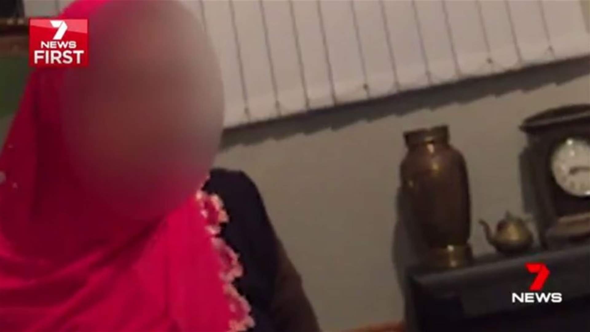 بالفيديو: طفلة أجبرت على الزواج من رجل يكبرها بعشرين عاماً... ثمنها قلادة من الذهب!