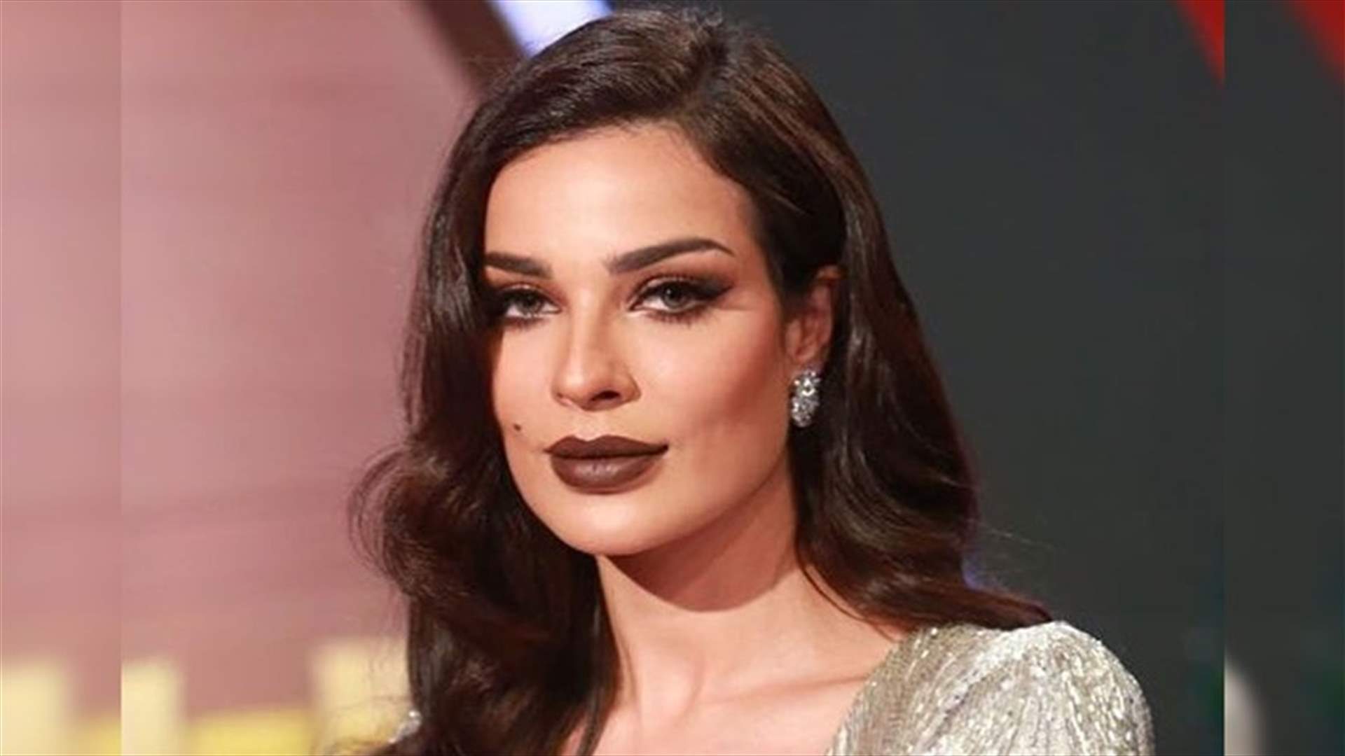 بالصور - سعوديّة تتحول إلى نسخة عن نادين نسيب نجيم... لن تصدقوا الشبه بينهما!