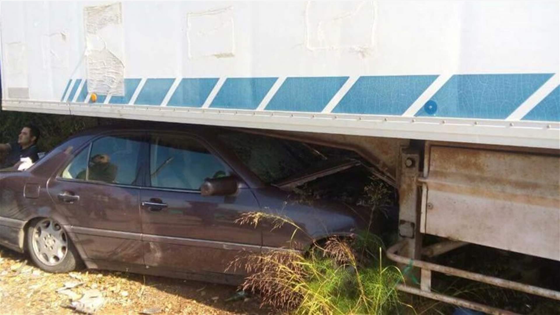 بالصورة- سيارة تستقر تحت شاحنة اثر حادث سير