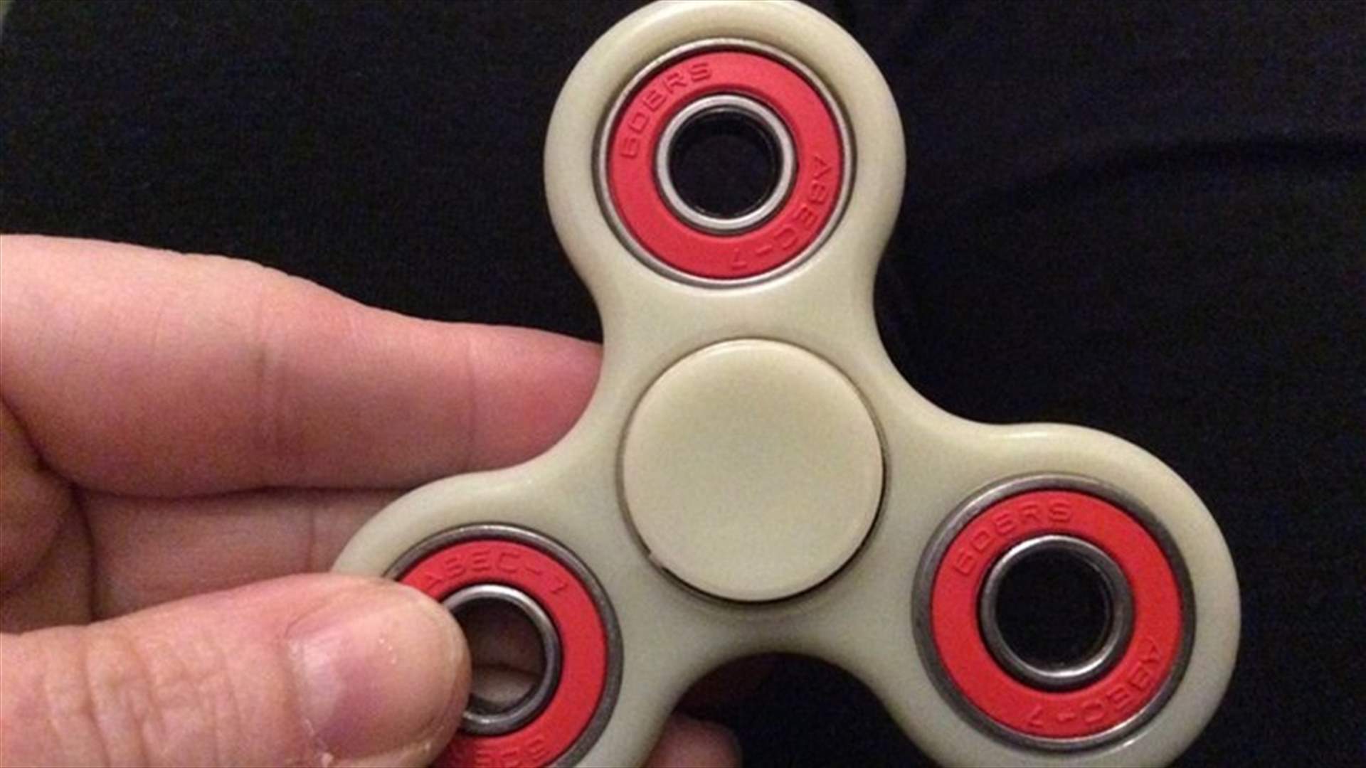 بالفيديو- استخدام جديد للـ"Fidget spinner"... لتطبيق الماكياج!