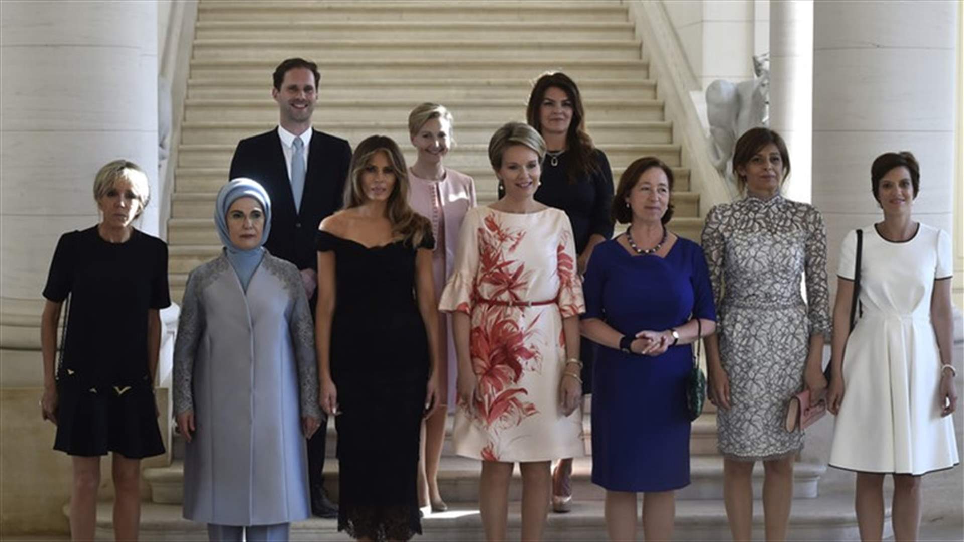 بالصورة - خرق صورة جماعية لنساء زعماء الناتو... بصفته مثلي الجنس