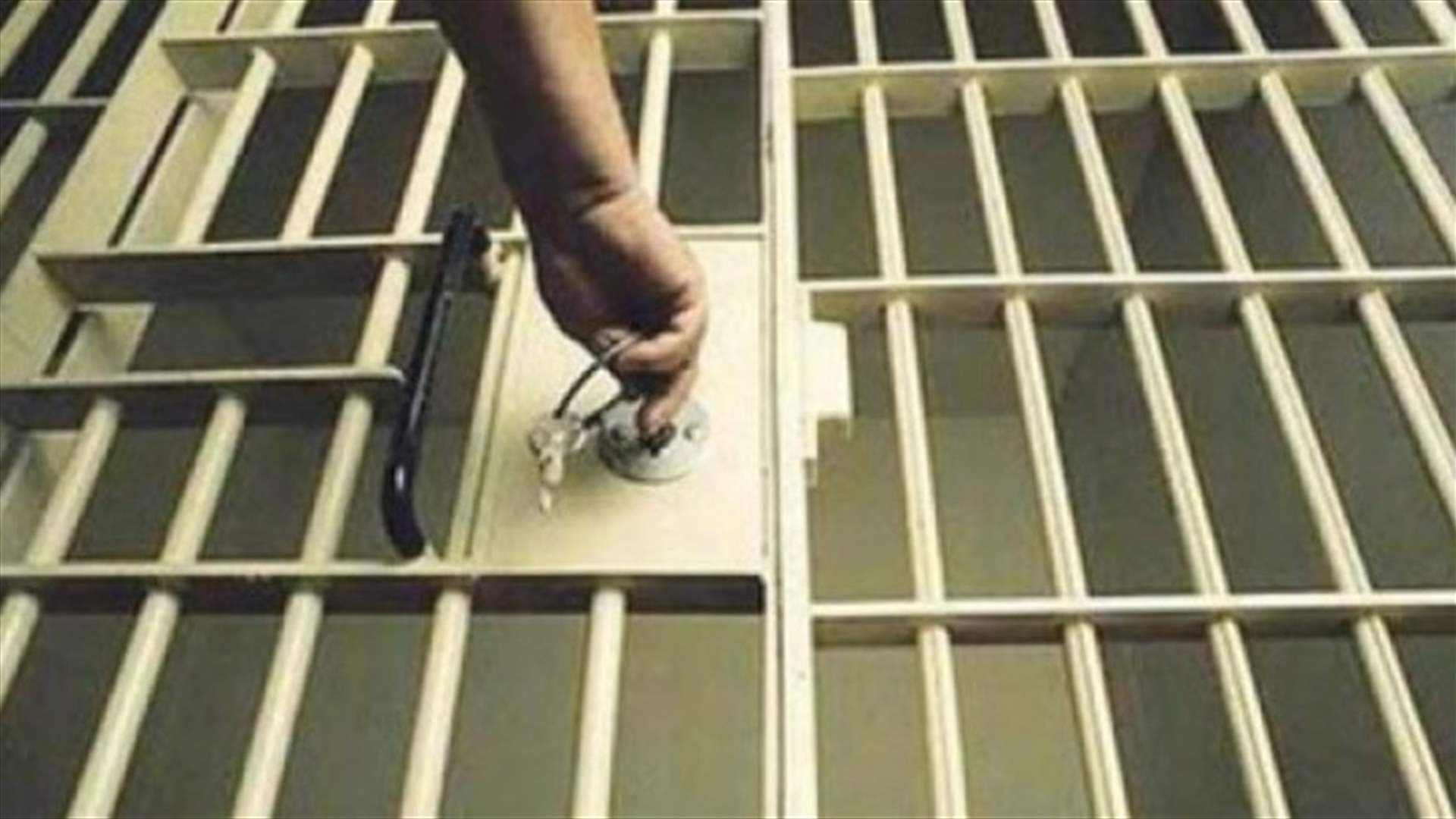 جماعة مسلحة تسيطر على سجن في ليبيا يحتجز فيه مسؤولون بنظام القذافي