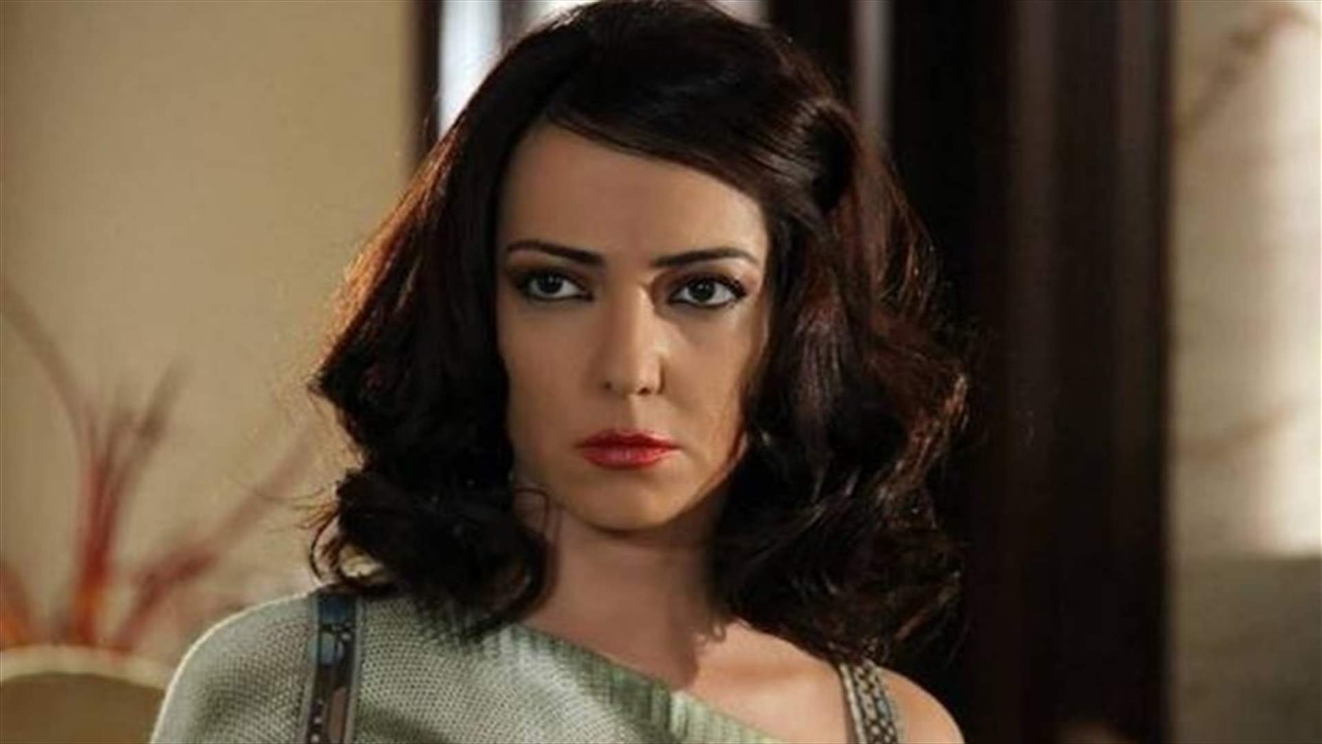 صورة مؤلمة من الوداع الأخير.. أمل عرفة تنهار فوق نعش والدها