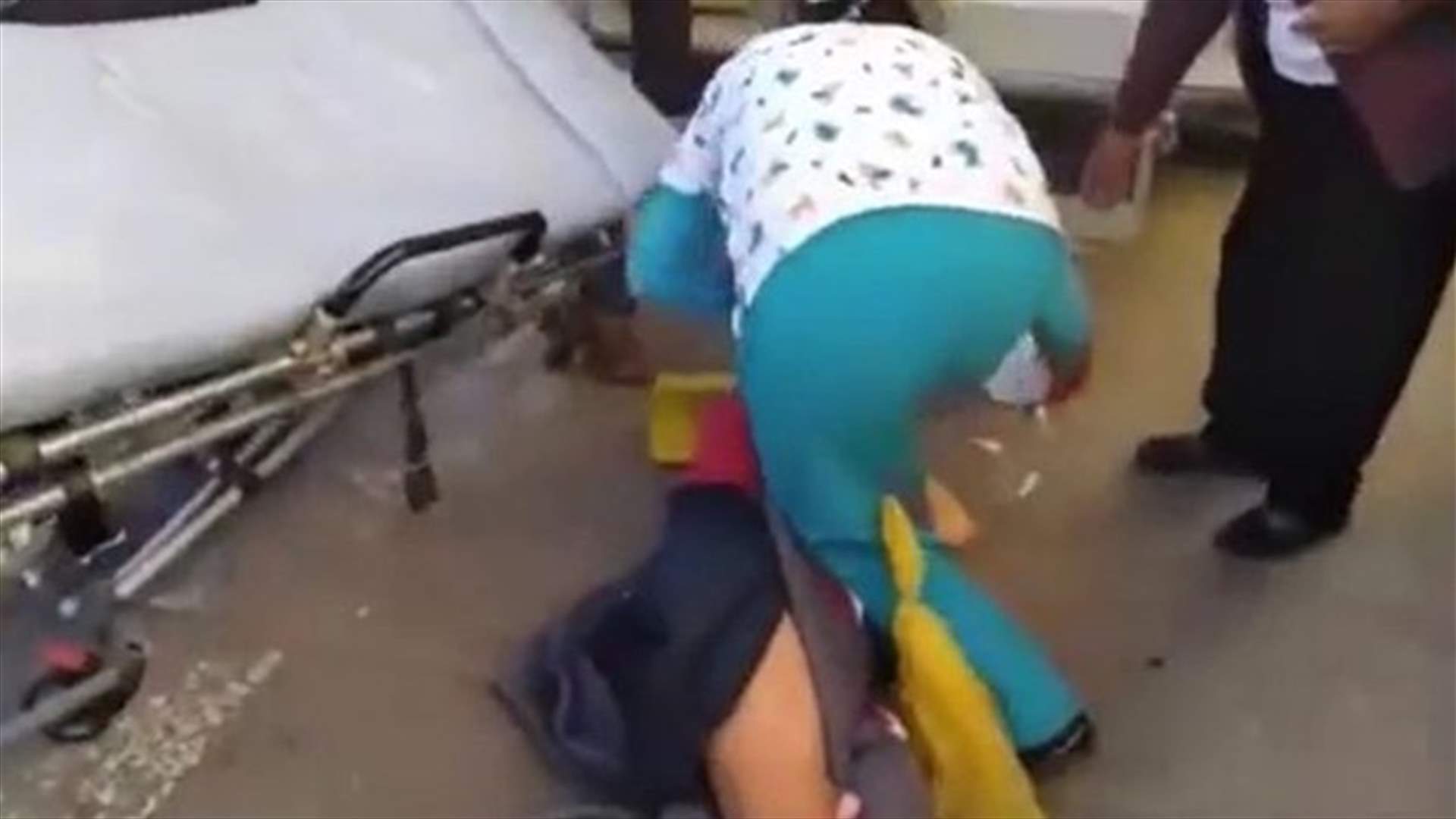 فيديو مستفز للغاية... أوقعوها مرات عدة قبل نقلها إلى المستشفى لتلد طفلها!