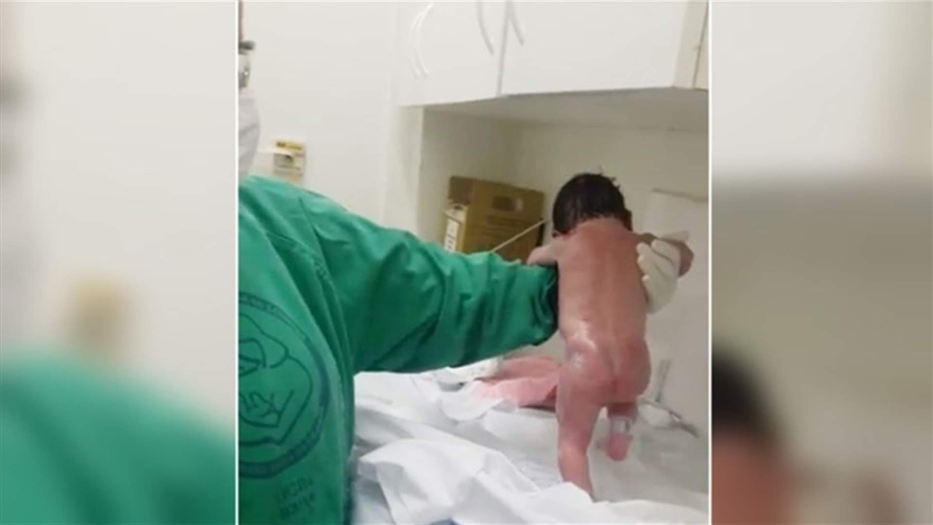 فيديو يذهل رواد الإنترنت...رضيع يسير بعد دقائق من ولادته!