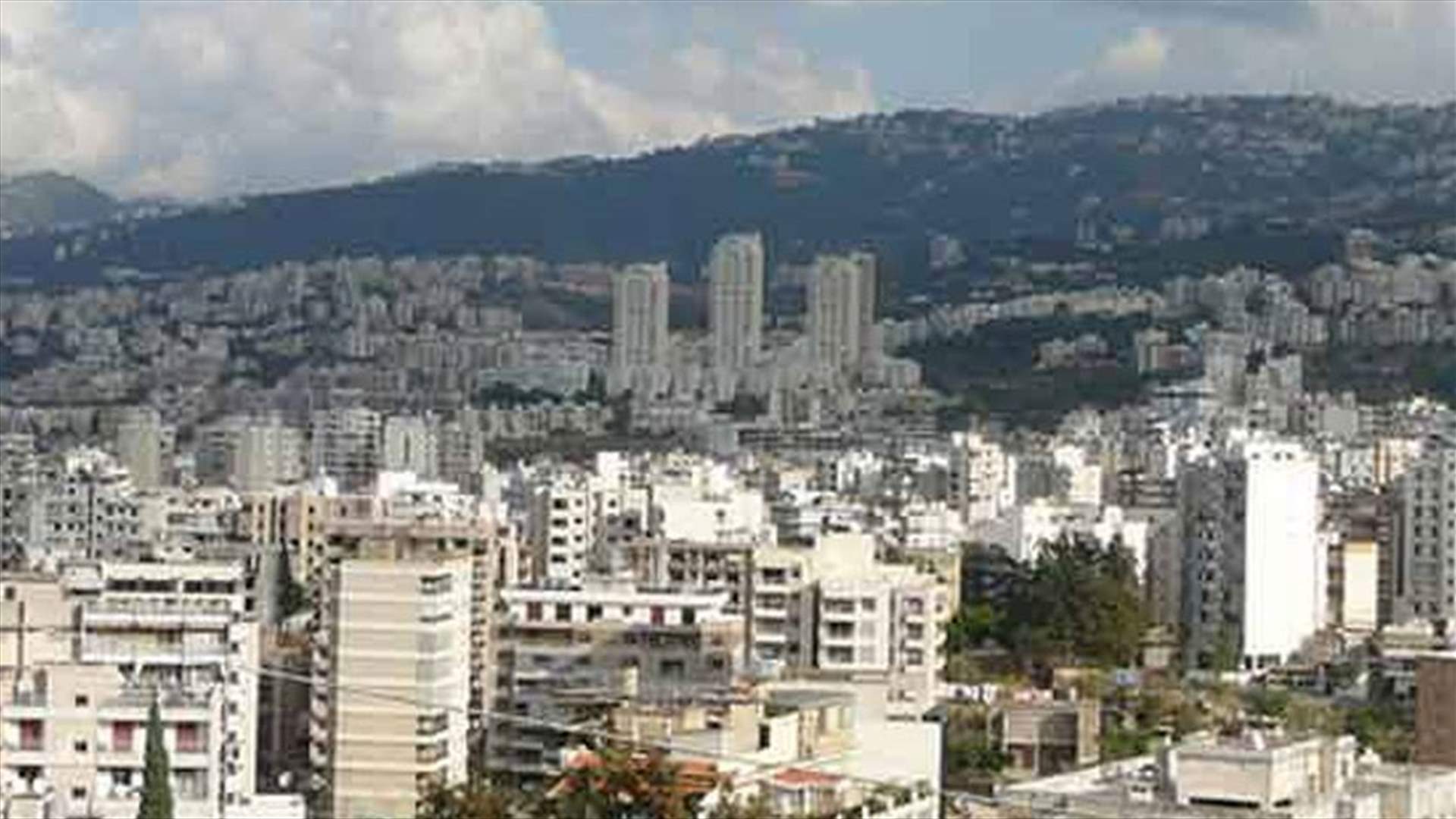 بالصور - حريق على سطح مبنى أحد المجمعات التجارية في الشويفات