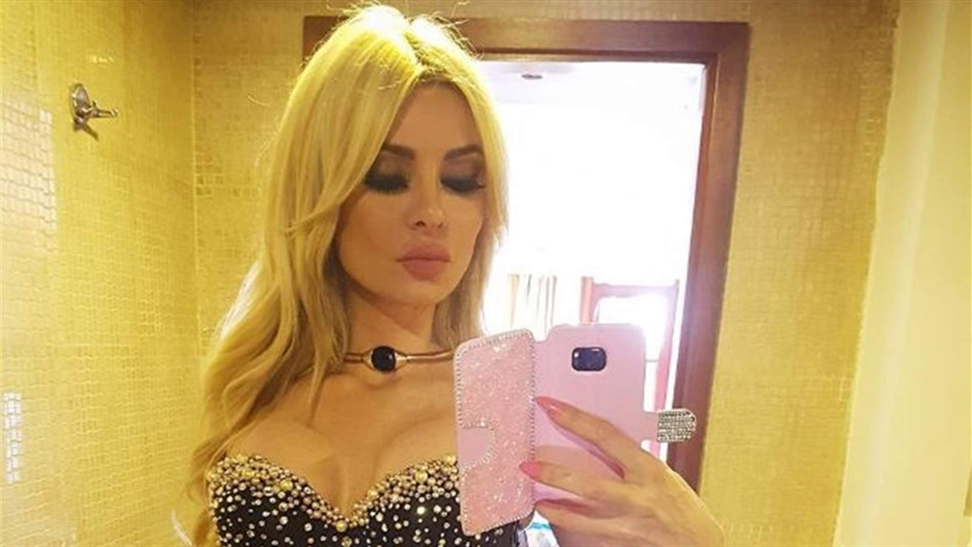 ميريام كلينك مع حصان على البحر: غارقة في الحب