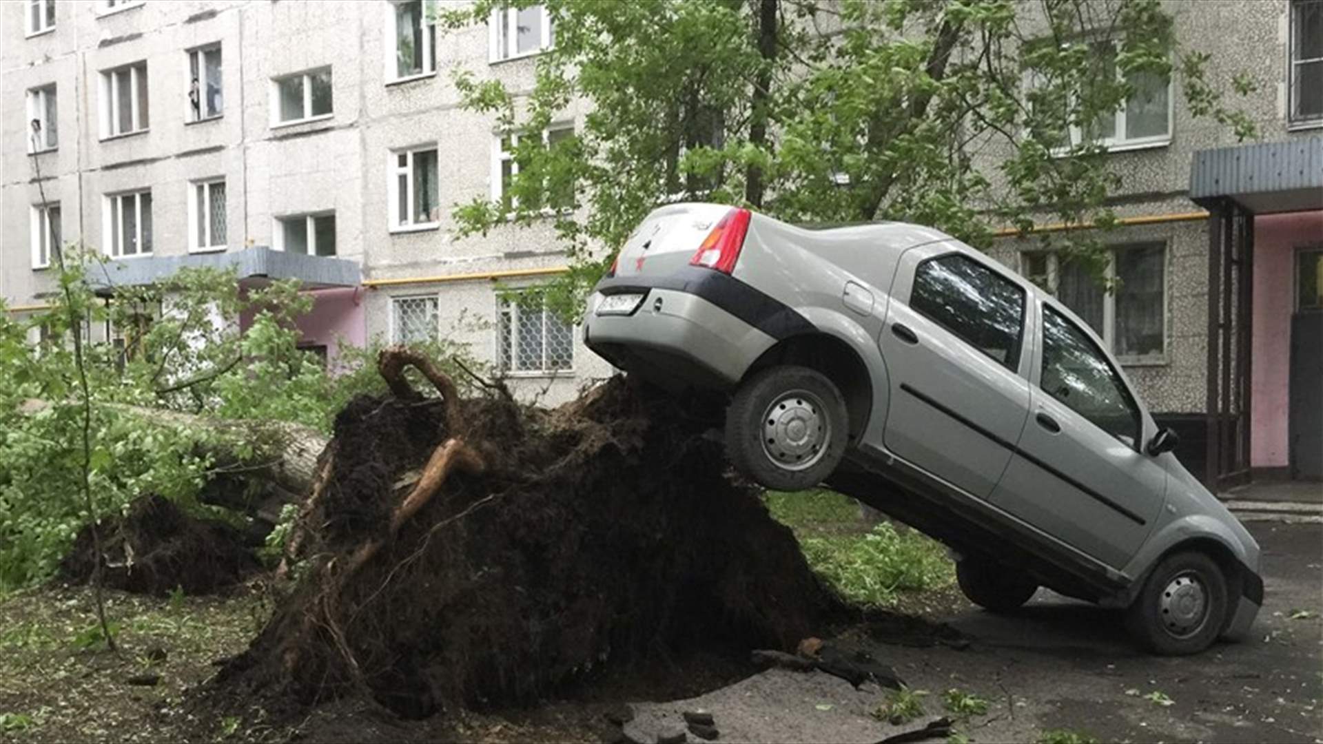 بالصور - مقتل 11 شخصا إثر إعصار لم يسبق له مثيل في موسكو