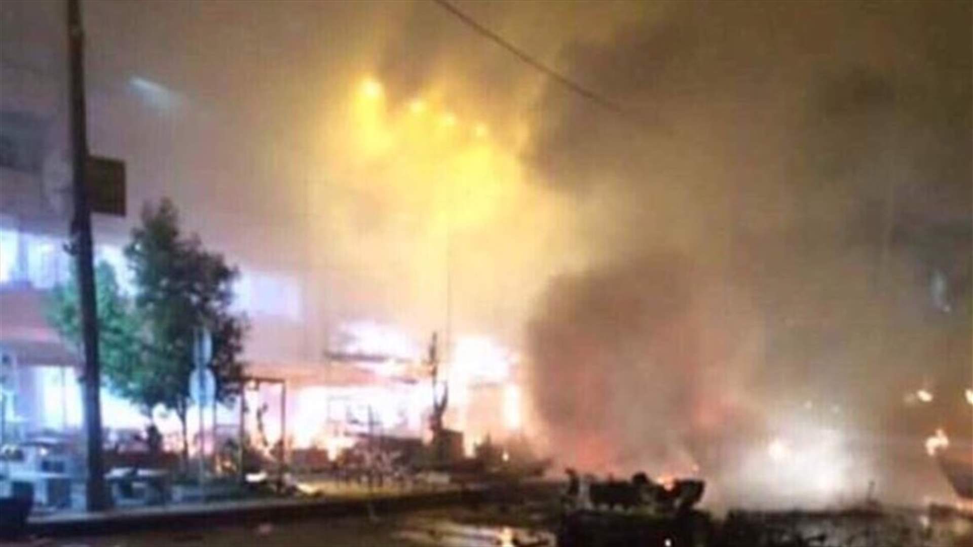 بالفيديو - لحظة انفجار سيارة مفخخة امام متجر لبيع المثلجات في بغداد