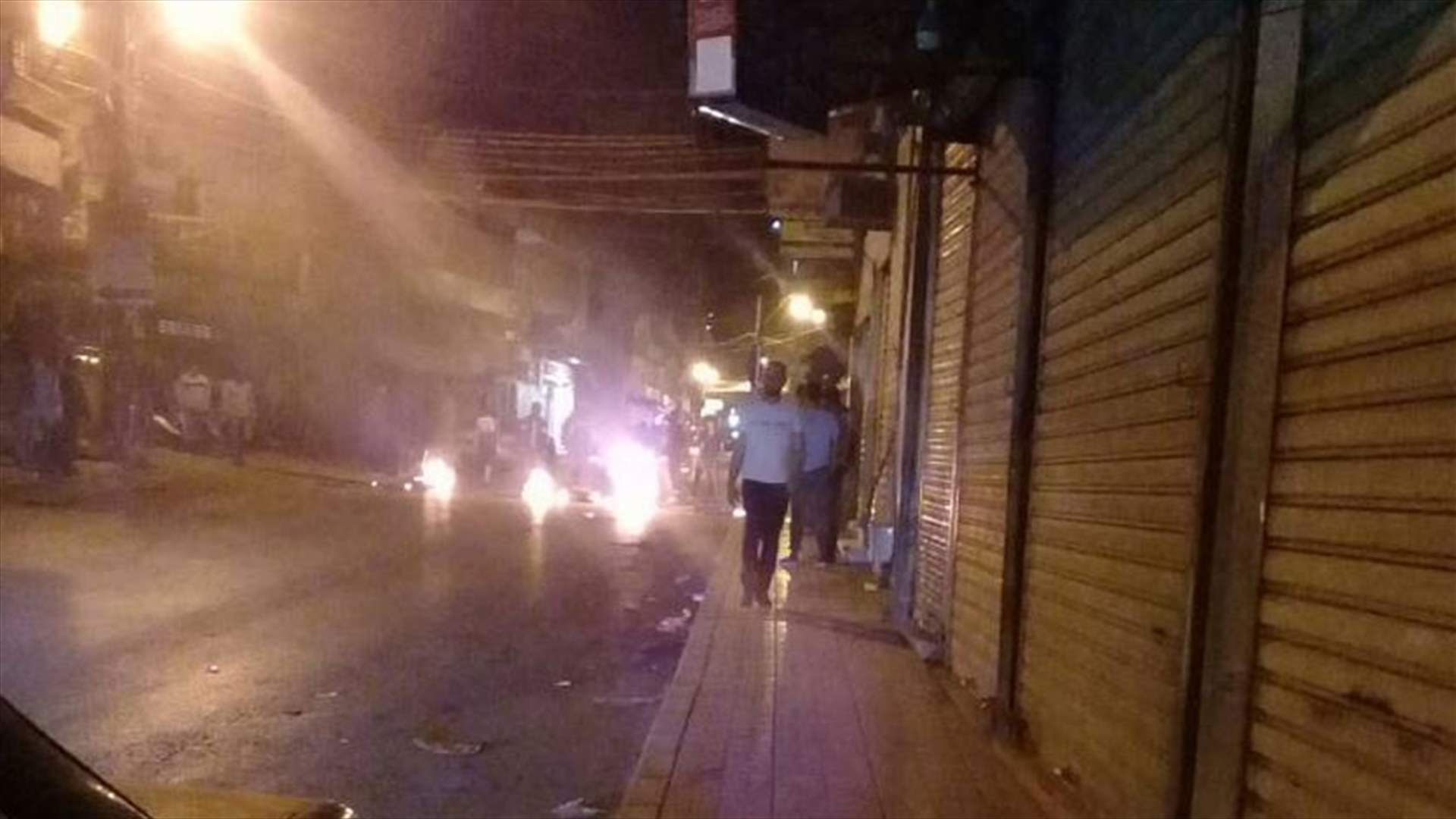 بالصور - اشعال الاطارات في بعلبك احتجاجا على مقتل الطلفة من آل نقوش جراء الاشكال الفردي