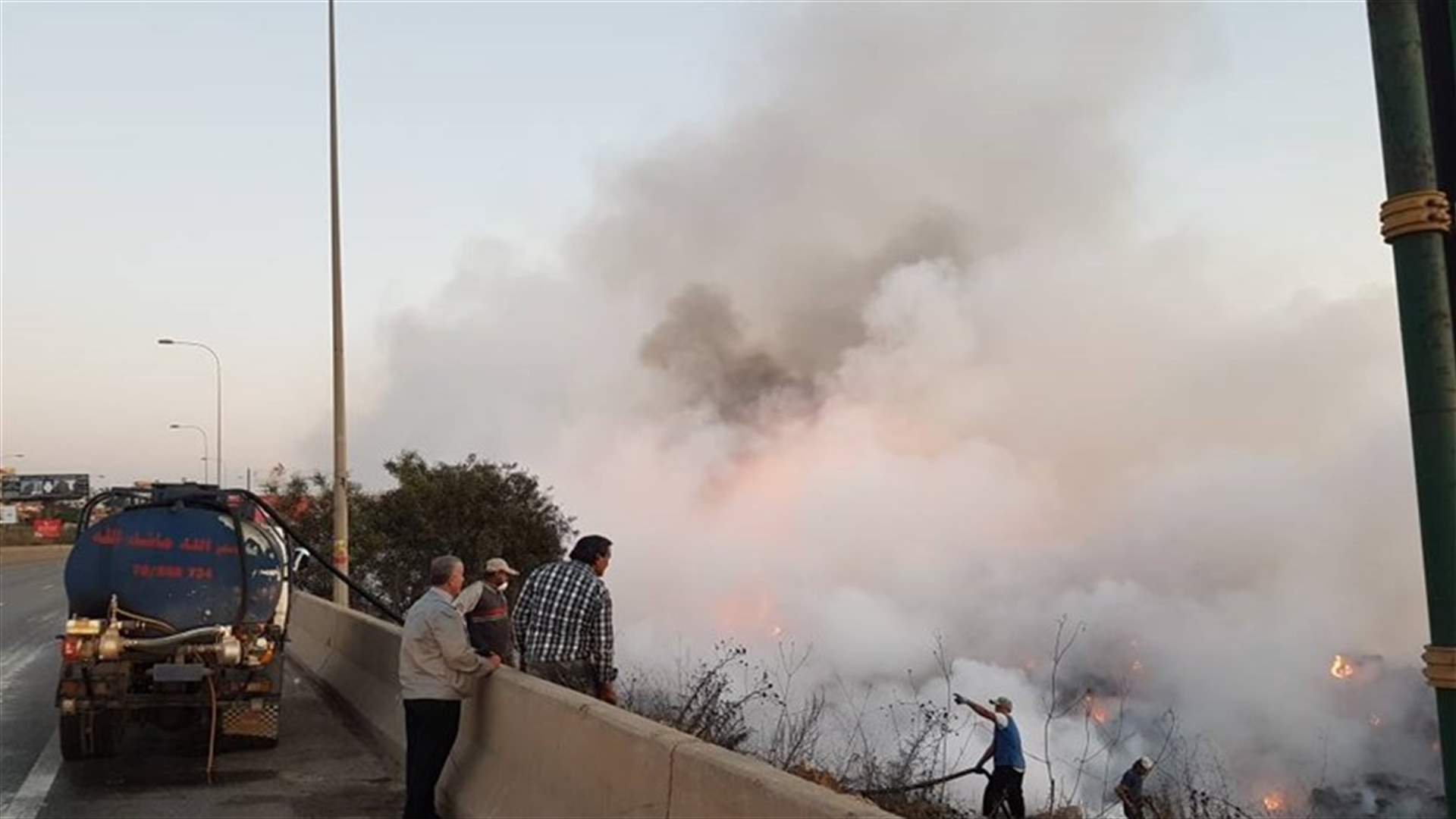 بالصورة - حريق بالقرب من معمل الجية الحراري