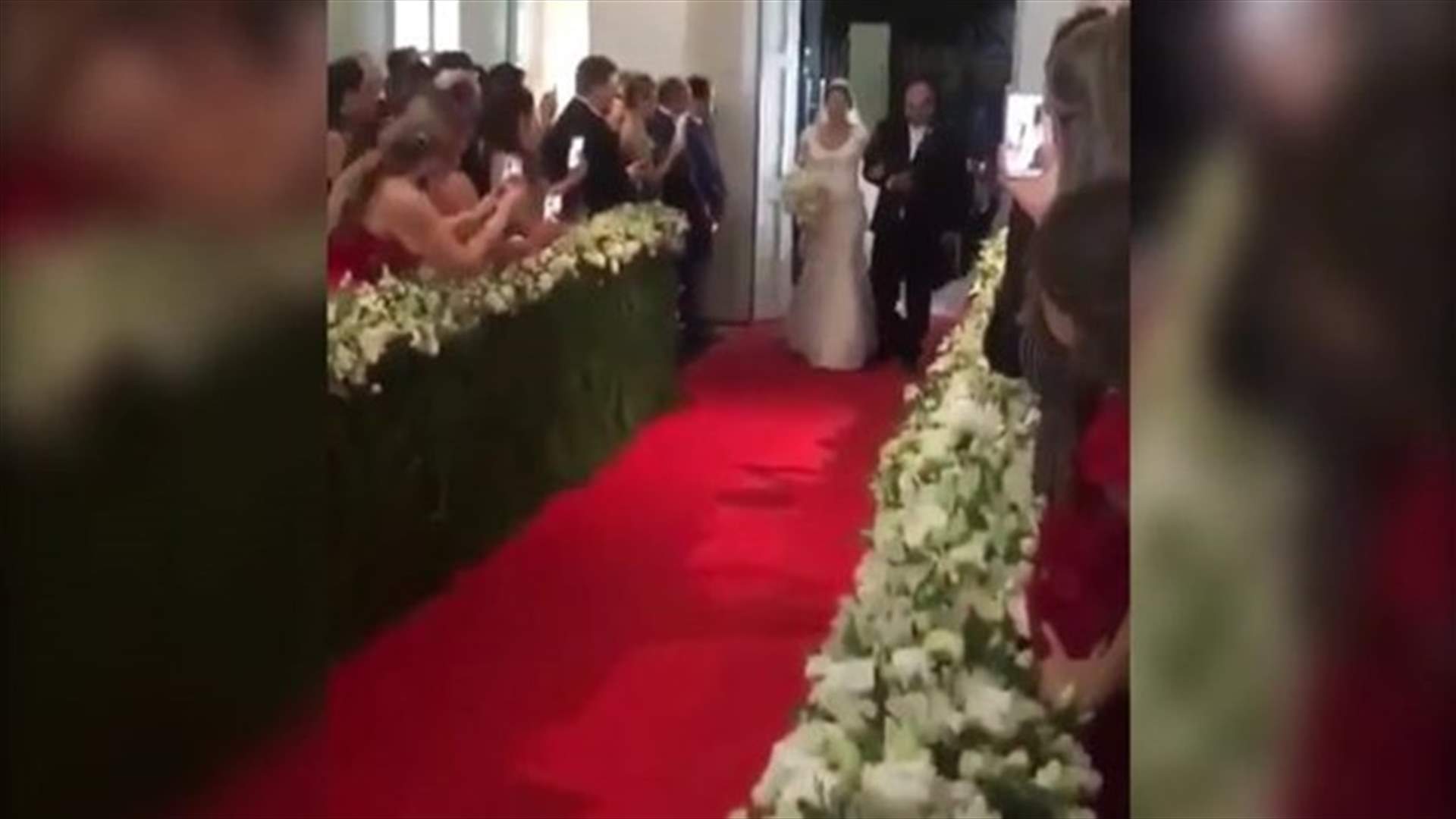 بالفيديو: أحرجت نفسها في حفل الزفاف... لالتقاط صورة للعروس!