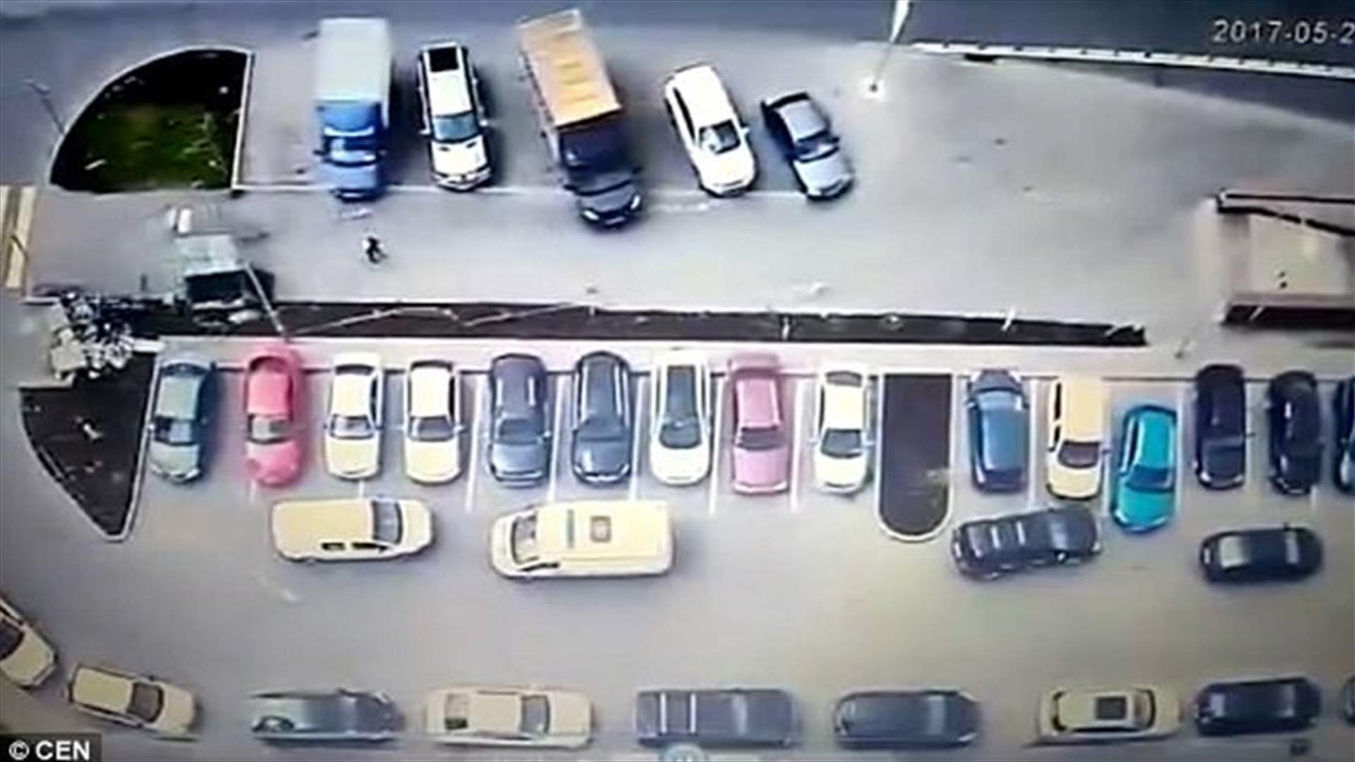 هل هذا الرجل هو الأكثر حظاً في العالم؟ شاهدوا كيف نجا من الموت!
