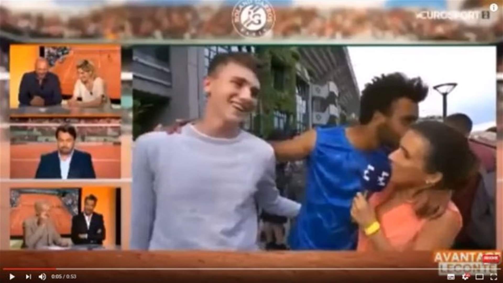 بالفيديو - لاعب تنس قبّل المراسلة 3 مرّات مباشرة على الهواء... فما كان مصيره؟