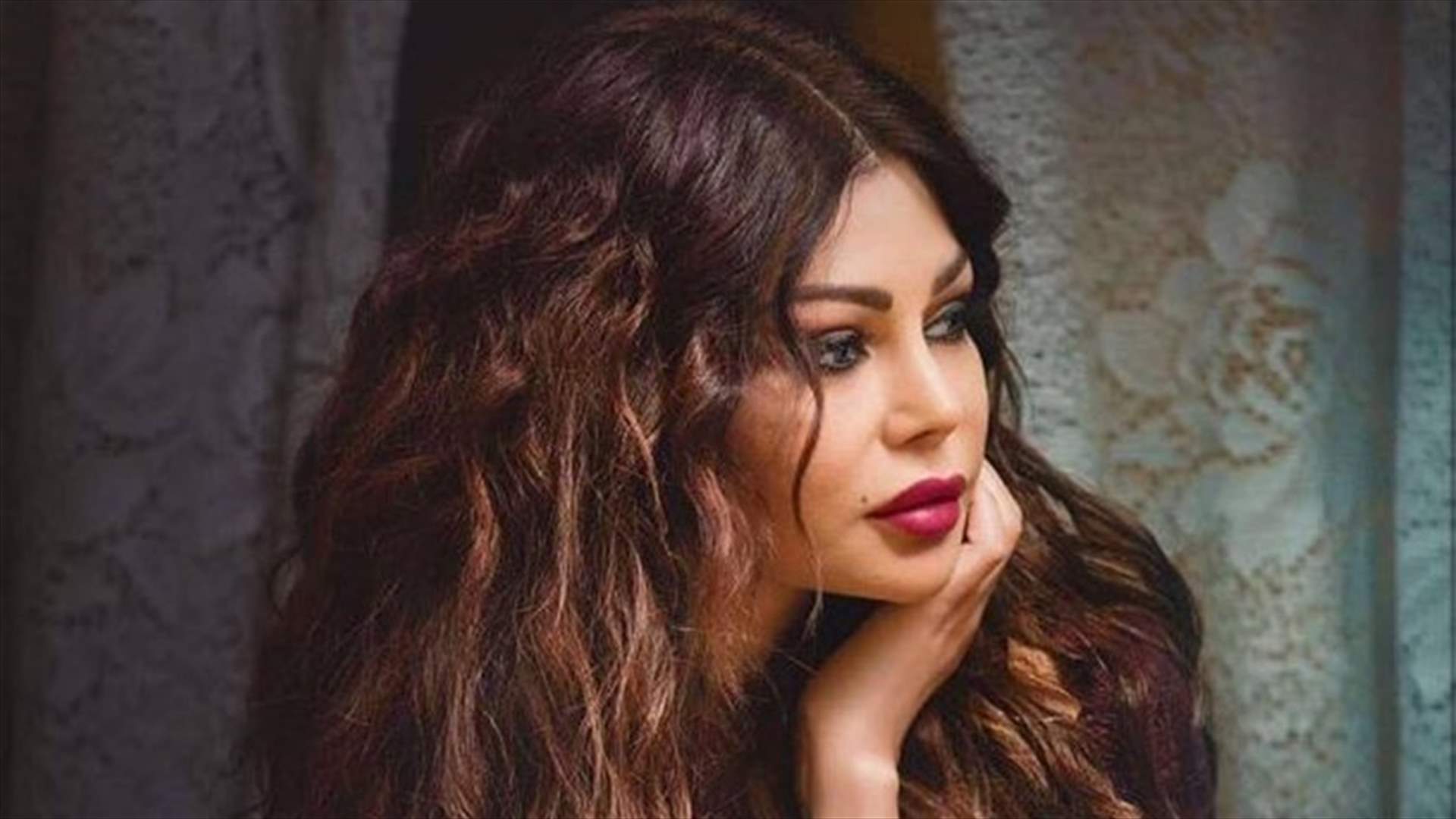 هيفا وهبي بالحجاب وملتزمة دينيّاً.. ما سرّ هذه الصورة؟