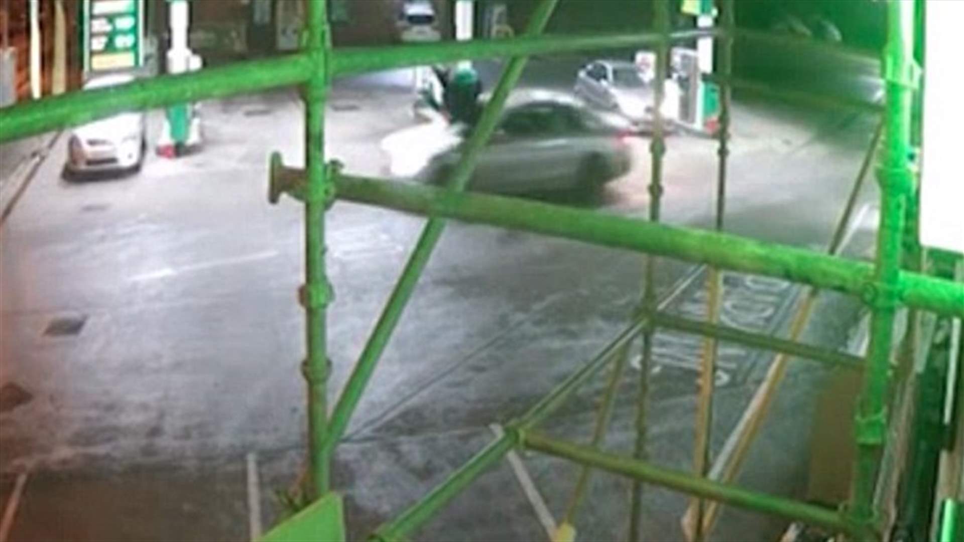 بالفيديو: صدمه بسيارته المسرعة... وردّ فعله كان صادماً!