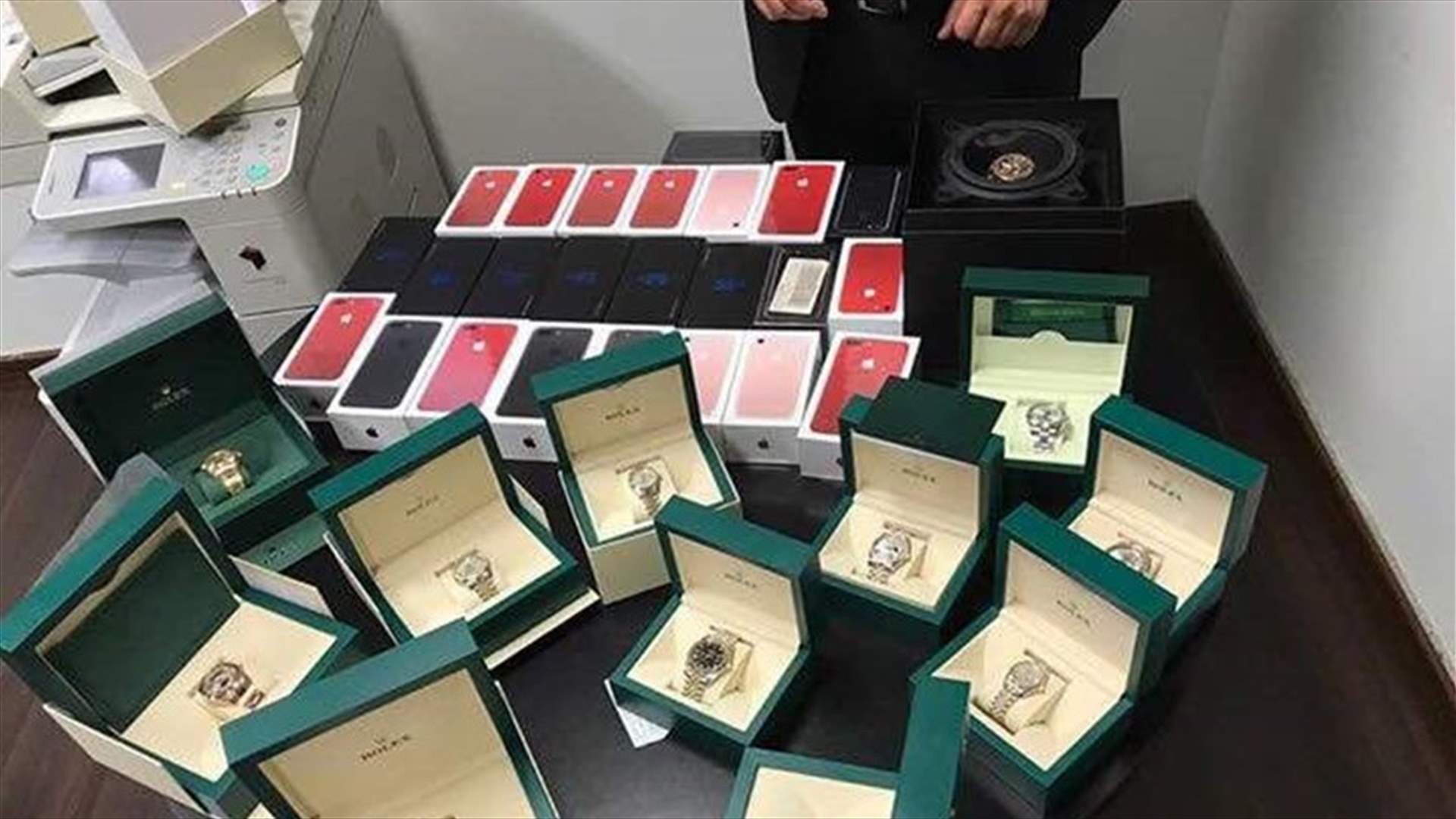 بالصور- ساعات ROLEX وأجهزة خلوية مهرّبة في المطار