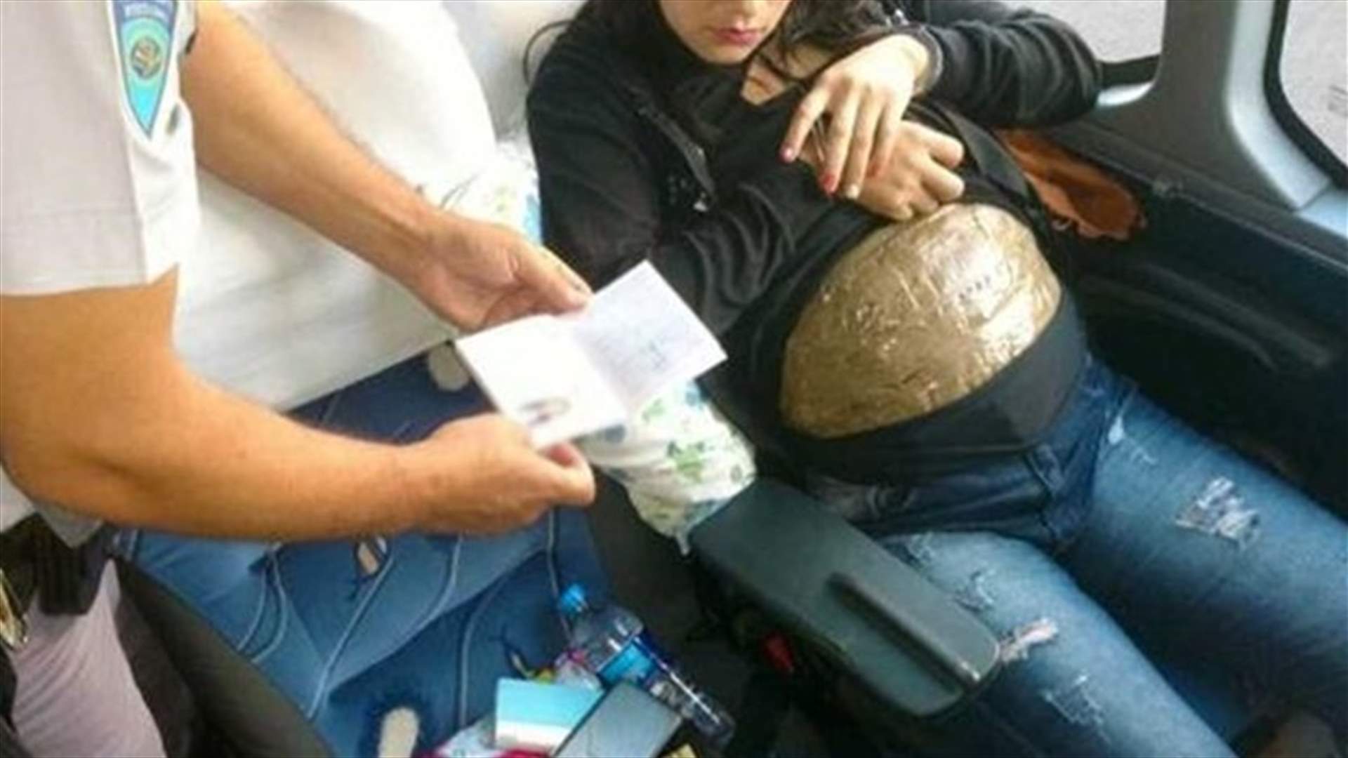 بالصور والفيديو - ادّعت أنّها حامل لتهريب كمية كبيرة من المخدرات... وهذا ما حصل!