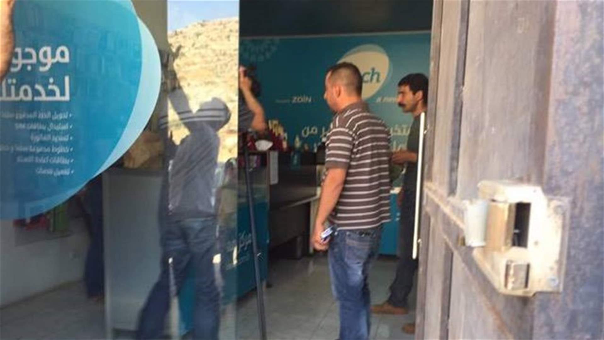 بالصور - سرقة محل وكيل "تاتش" في دير الأحمر...