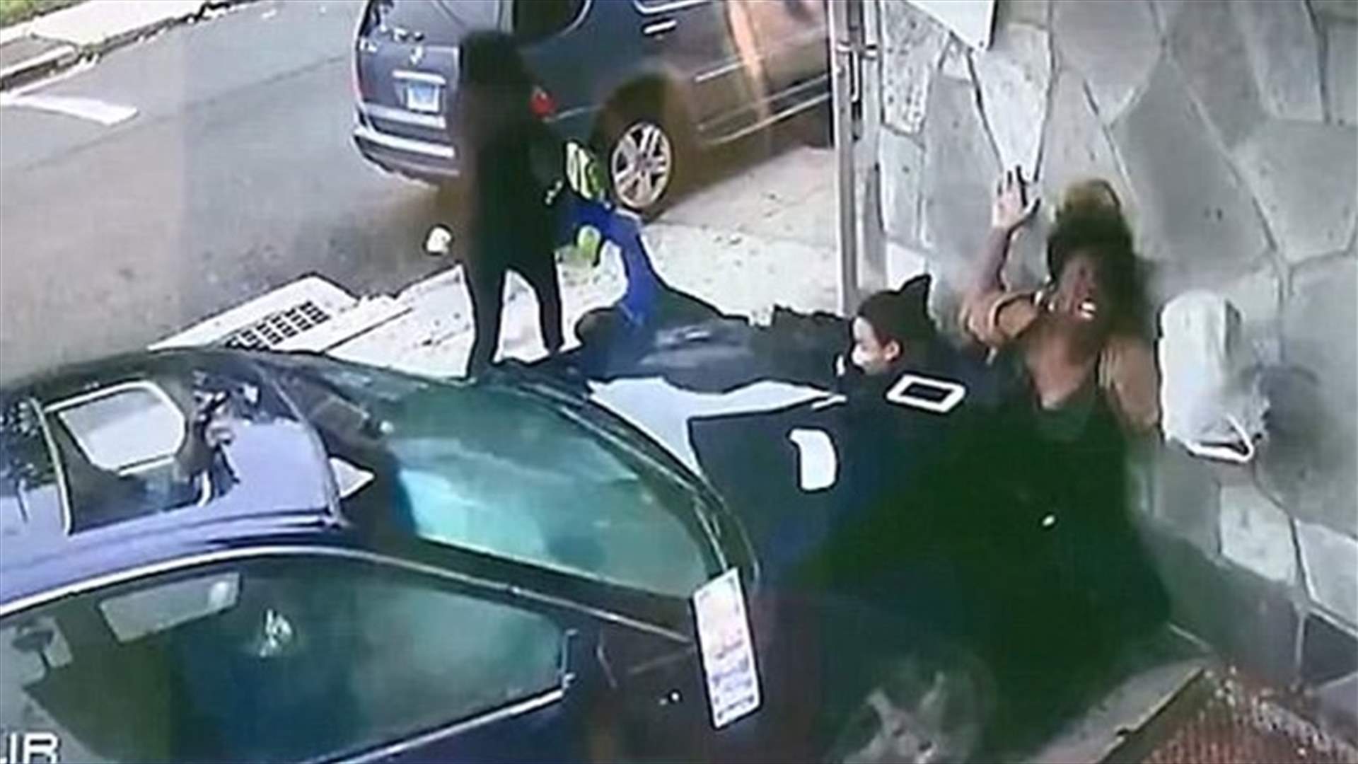 بالفيديو- سيدة تنقذ طفلاً من الموت في حادث سير مروّع!