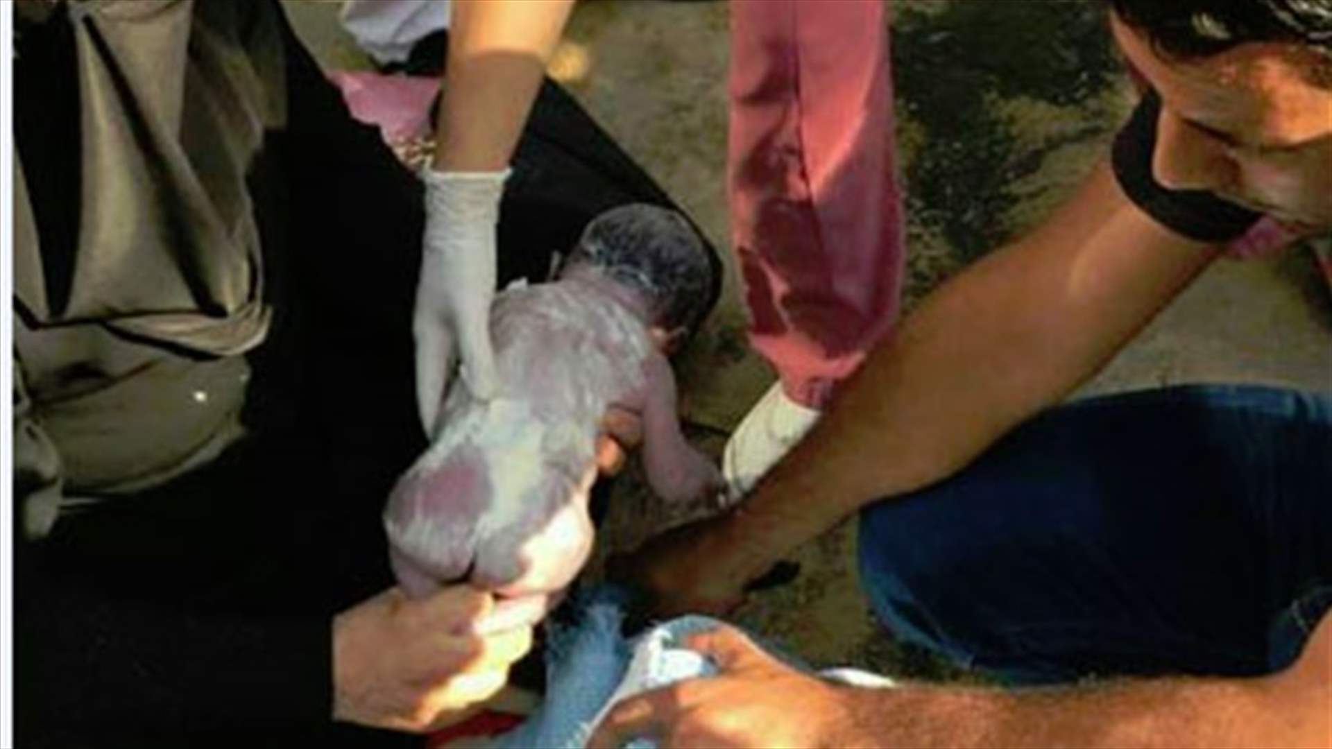 بالصور- انجبت طفلها على باب مستشفى في جونية