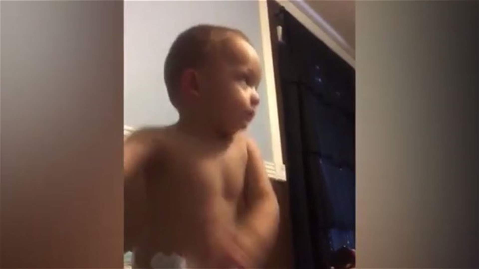 فيديو يأسر القلوب... ماذا فعل هذا الطفل لدى سماعه أغنيته المفضلة؟