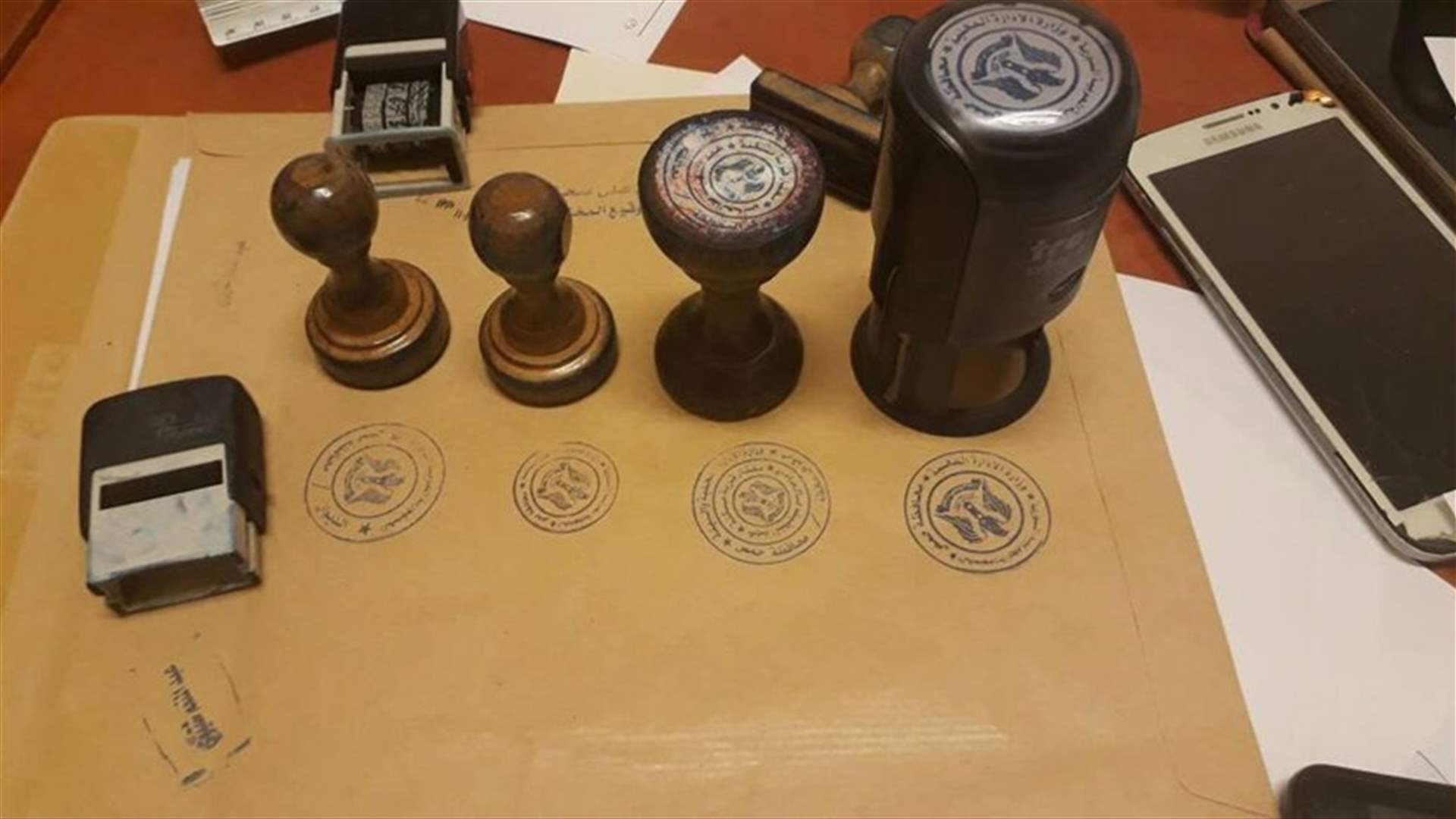 بالصور- بين بيروت والمانيا...اختام سورية رسمية مزورة!