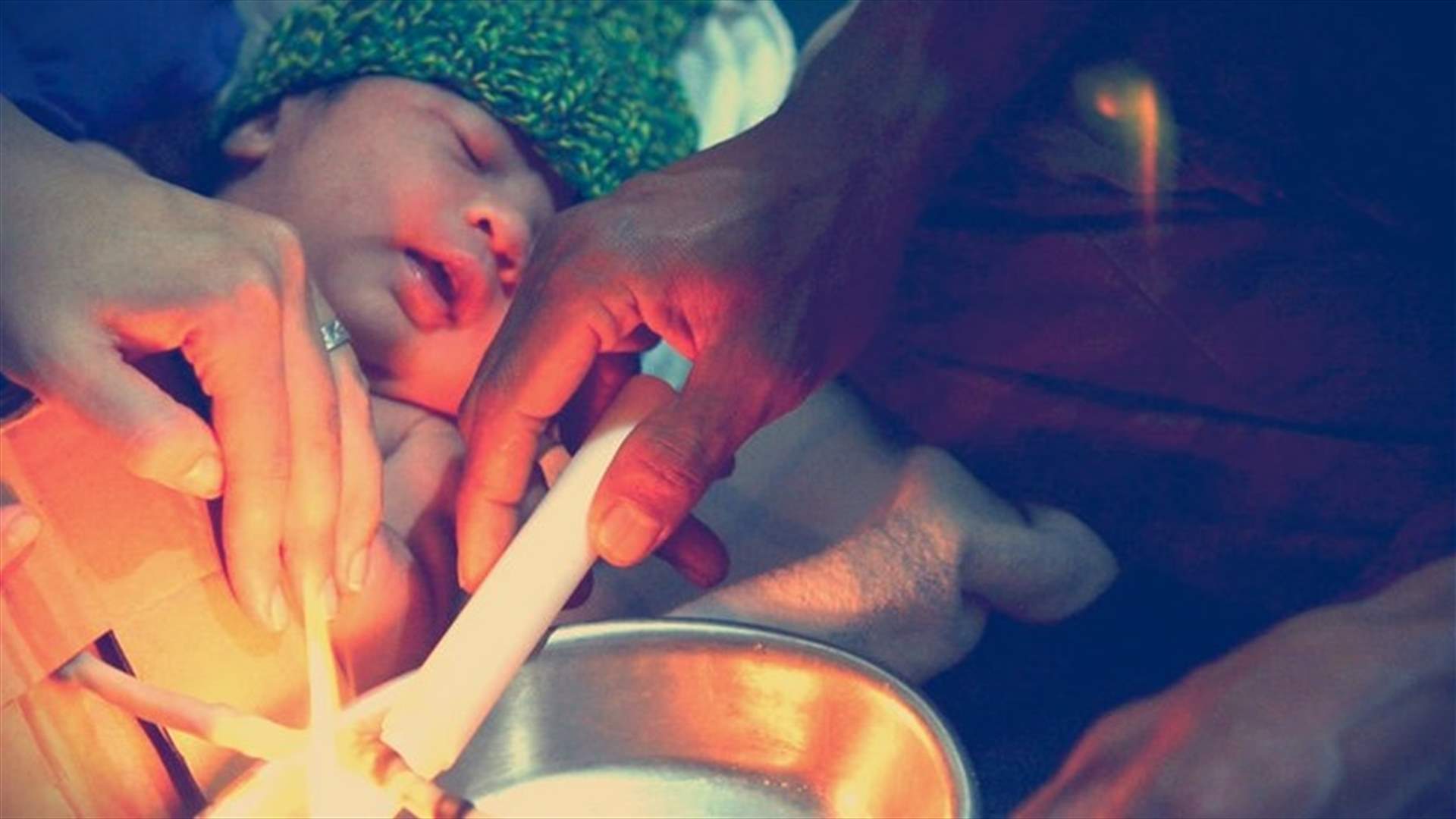 صور مؤثرة لأم تقطع الحبل السريّ بالشمعة... إليكم فوائد ذلك!