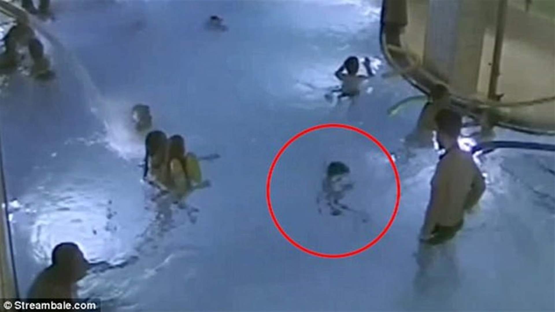 فيديو حصد أكثر من 173 ألف مشاهدة... طفل يغرق في بركة السباحة ولا أحد يلاحظ!