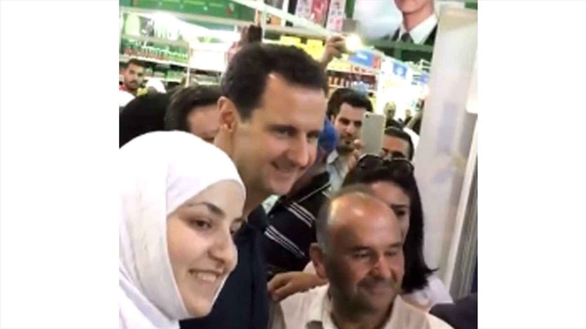 بالفيديو - الاسد يتجول في الشوارع ويشارك في المهرجان