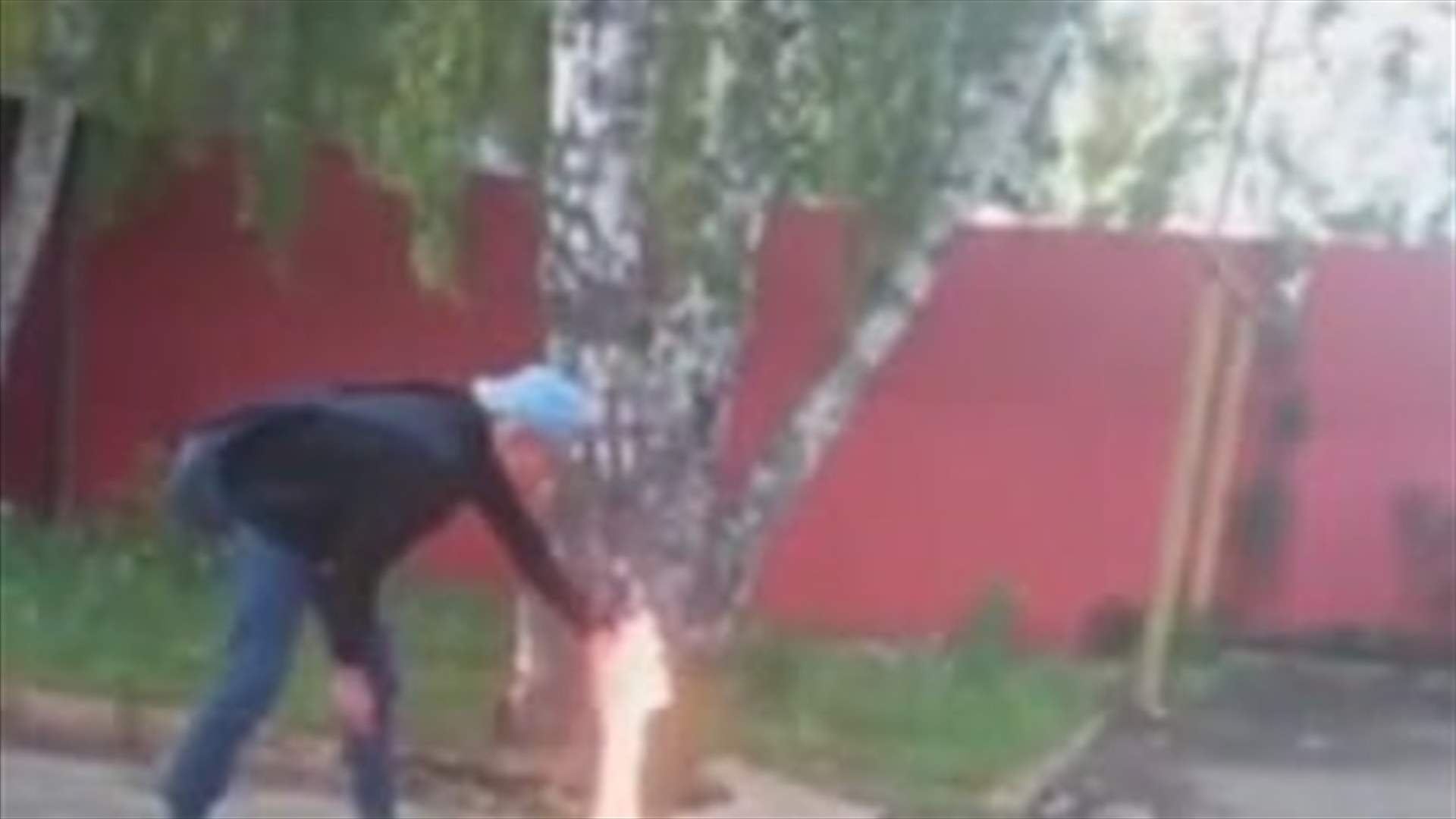 رمى قنبلة مولوتوف في قناةٍ للصرف الصحي... شاهدوا ماذا حصل بعدها!