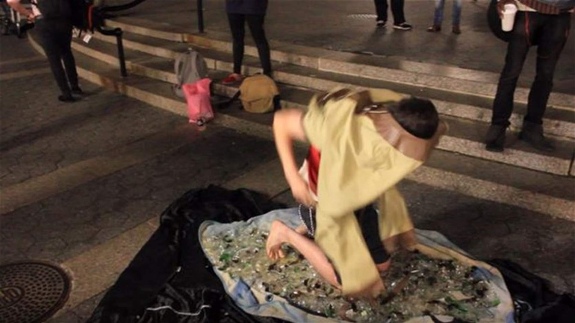 بالفيديو: مشى على الزجاج حافي القدمين!