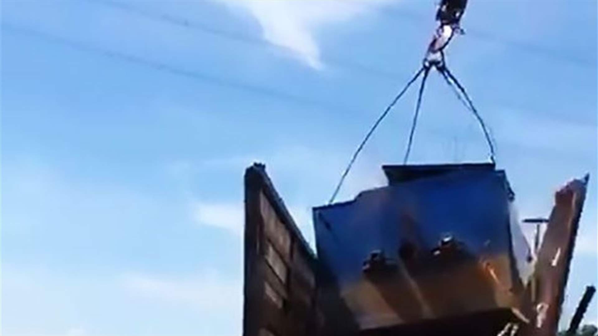 بالفيديو- عامل ينجو من الموت بأعجوبة... شاهدوا ماذا حصل له!